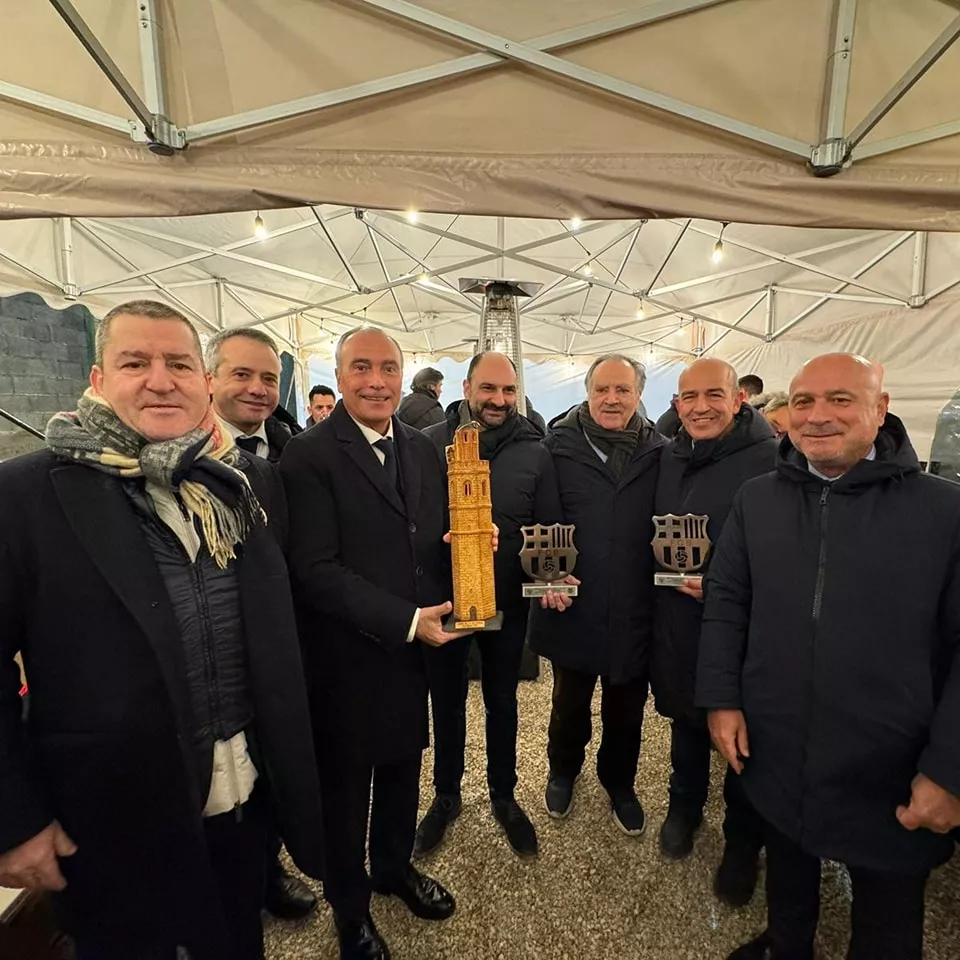 Intercambio de presentes entre el Ayuntamiento de Barbastro y la directiva de la UD y la directiva del Fútbol Club Barcelona.