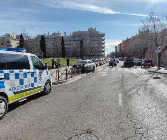 Imagen del vehículo empotrado contra la valla en la calle Doña Sancha.