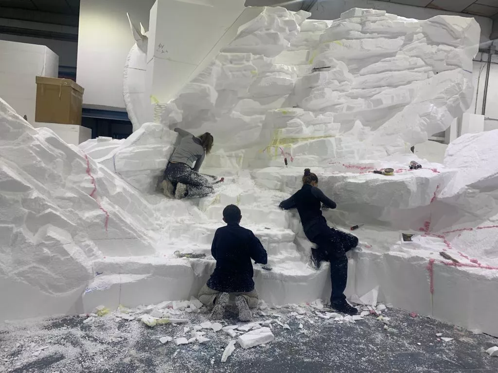 Miembros del equipo de Tecmolde, trabajando en Loporzano para "La sociedad de la nieve"