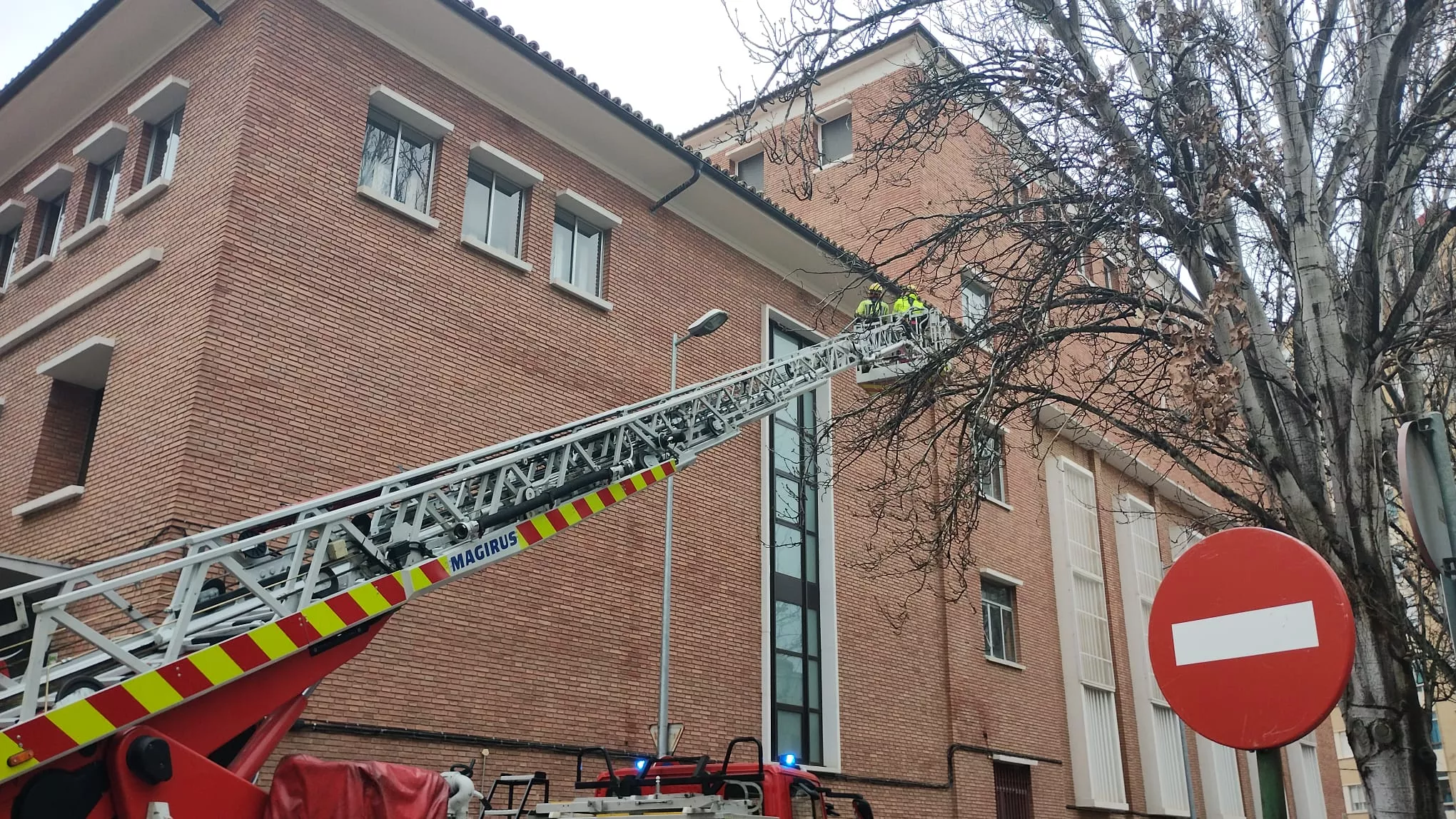 Actuación de los bomberos en el colegio San Viator.