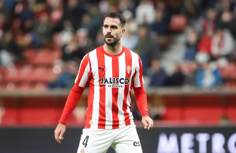 Insua, baja en el Sporting, no estará ante el Huesca