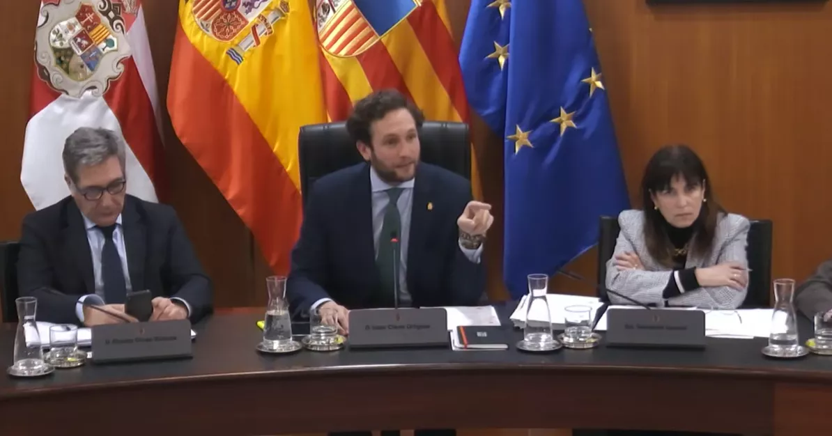 Ricardo Oliván e Isaac Claver, durante un pleno de la Diputación Provincial de Huesca.