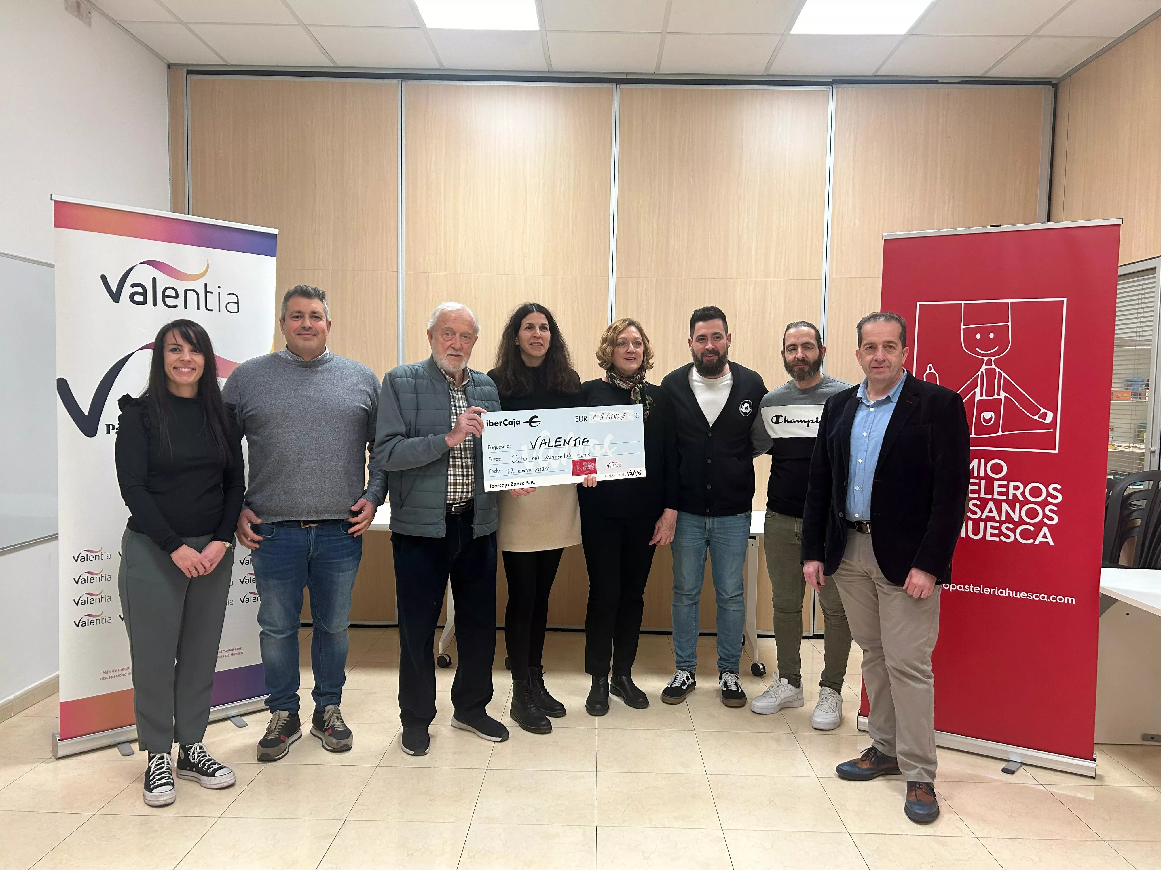 Entrega del cheque simbólico con el dinero recaudado. Entrega del cheque simbólico con el dinero recaudado.