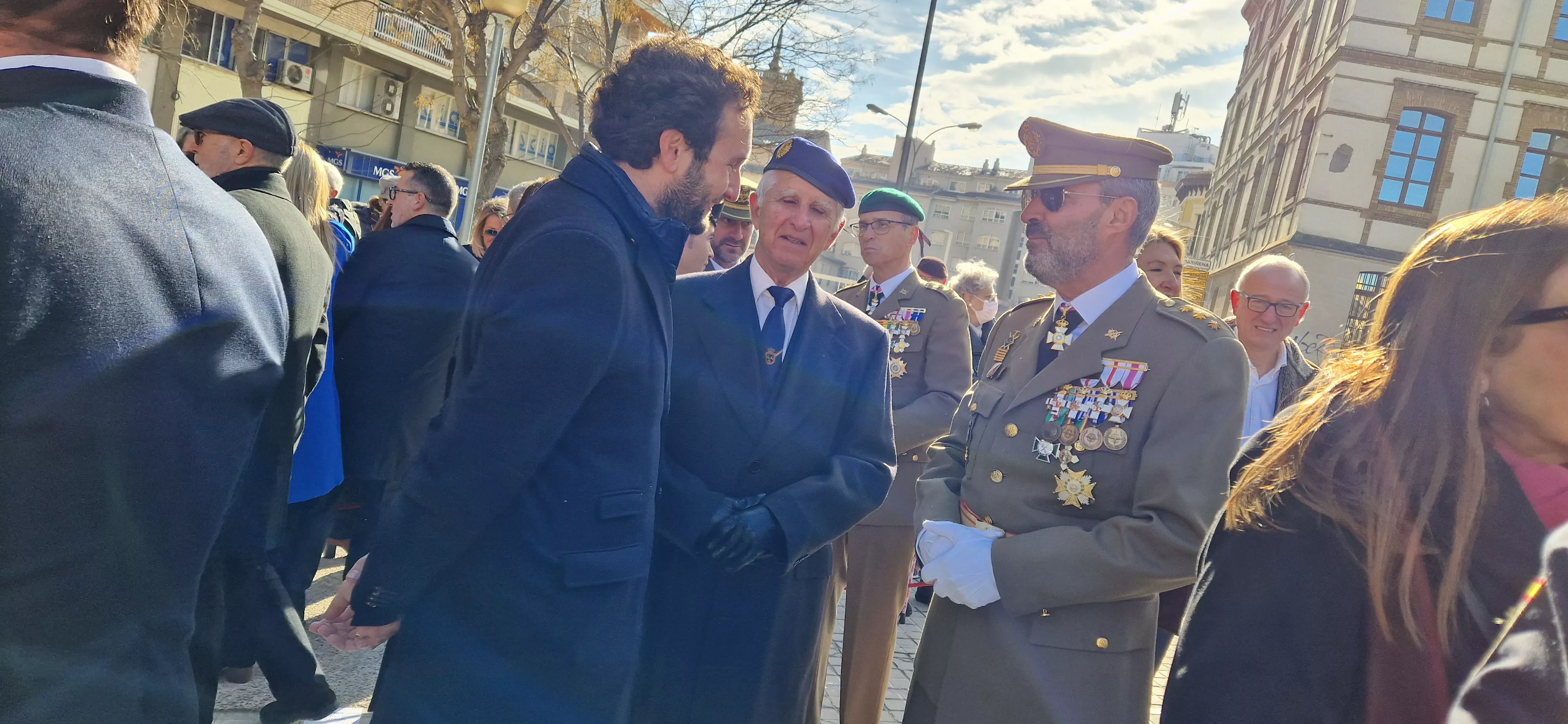 Izado de bandera en Huesca, por el bicentenario de la Policía Nacional. Foto Myriam Martínez  