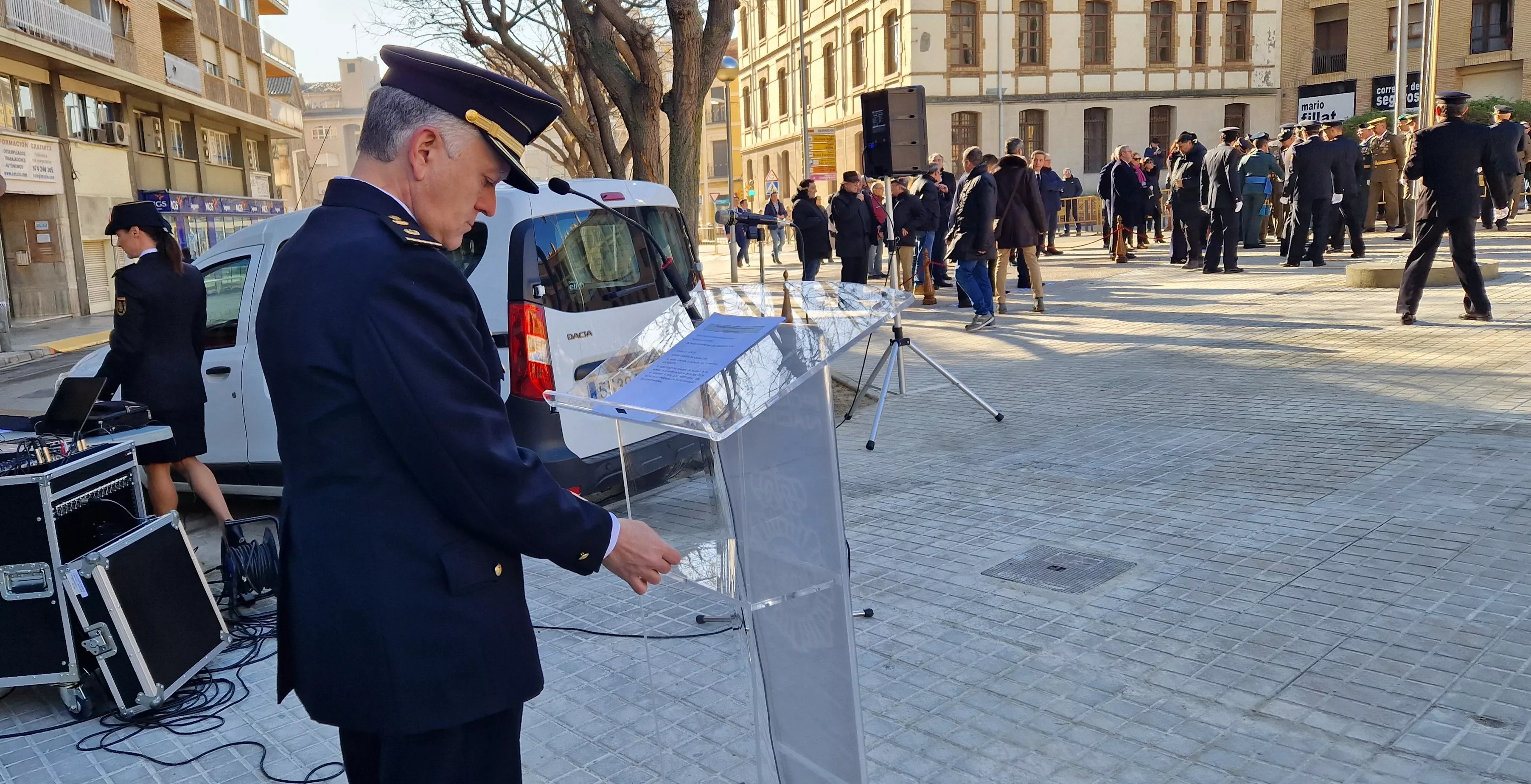 Izado de bandera en Huesca, por el bicentenario de la Policía Nacional. Foto Myriam Martínez  