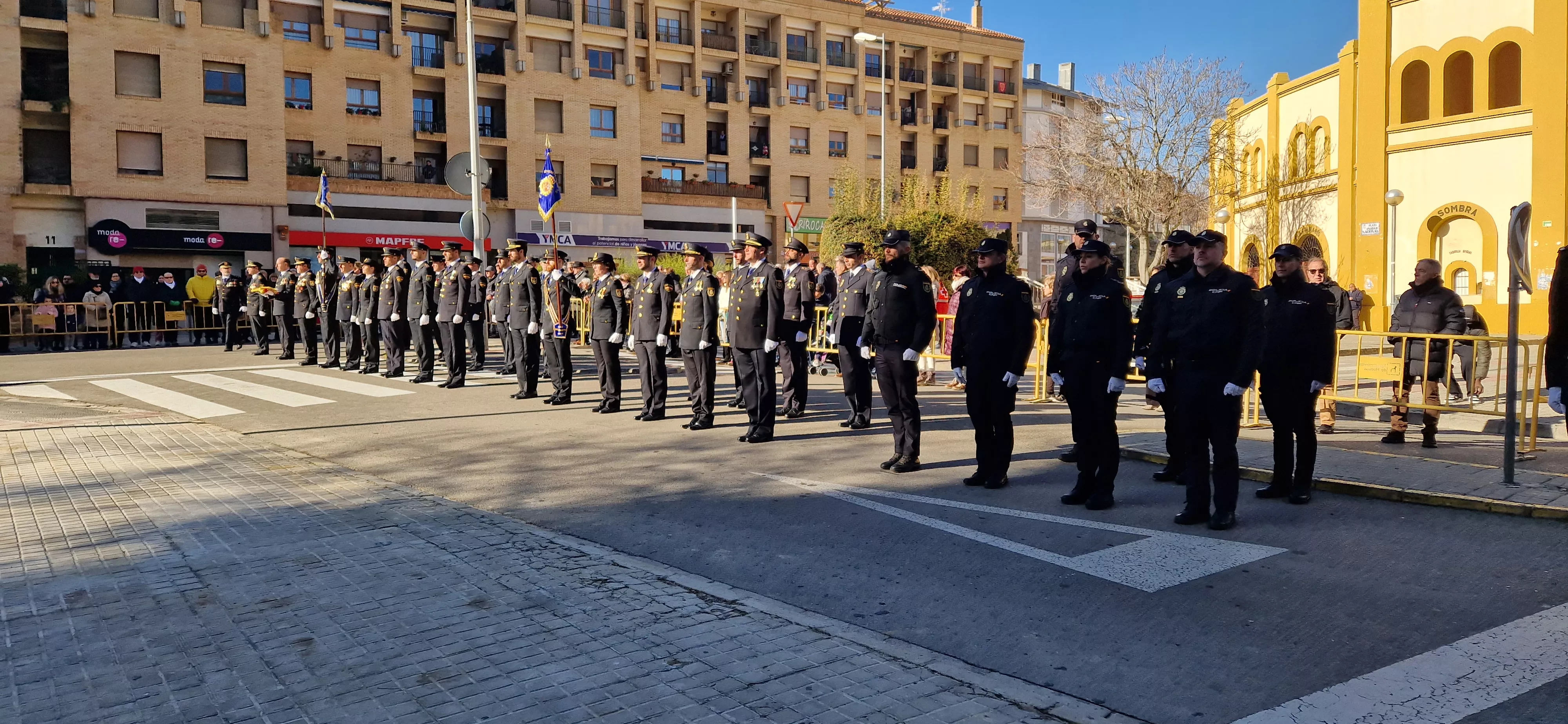 Izado de bandera en Huesca, por el bicentenario de la Policía Nacional. Foto Myriam Martínez  