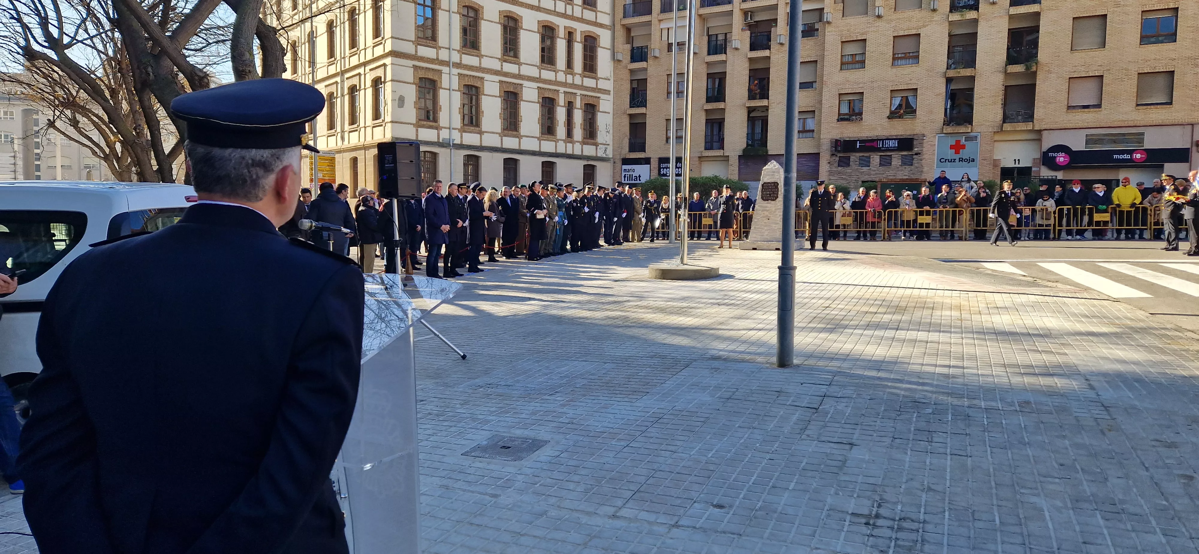 Izado de bandera en Huesca, por el bicentenario de la Policía Nacional. Foto Myriam Martínez  