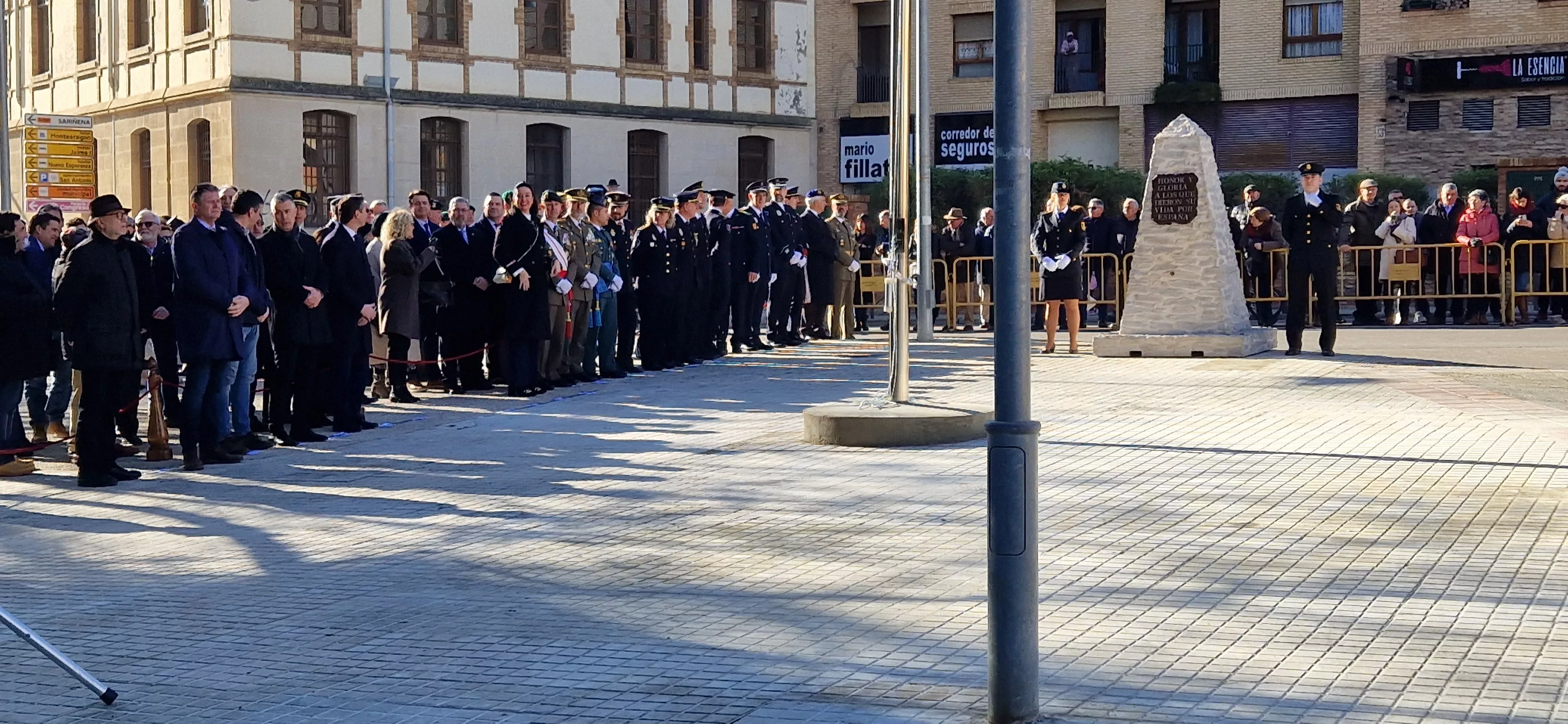 Izado de bandera en Huesca, por el bicentenario de la Policía Nacional. Foto Myriam Martínez  