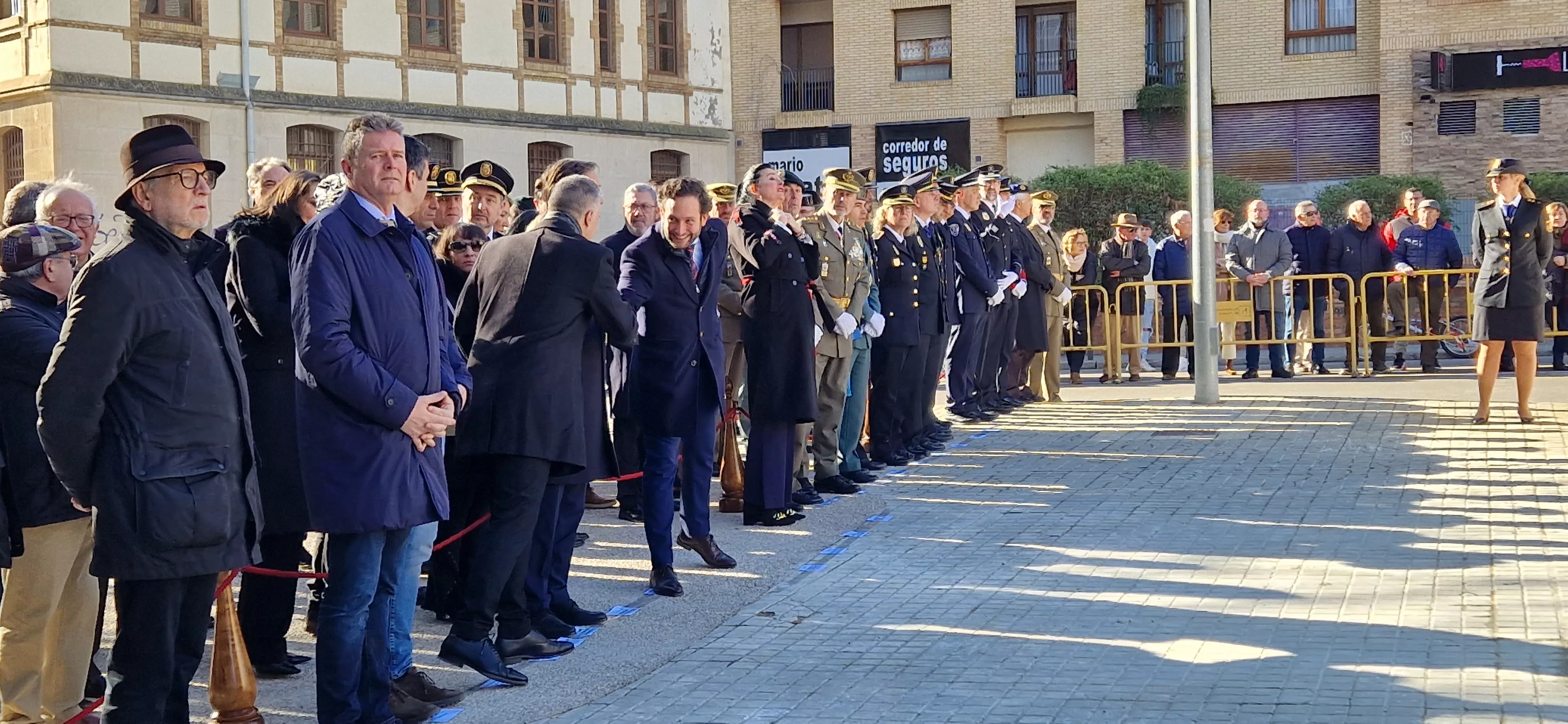 Izado de bandera en Huesca, por el bicentenario de la Policía Nacional. Foto Myriam Martínez  
