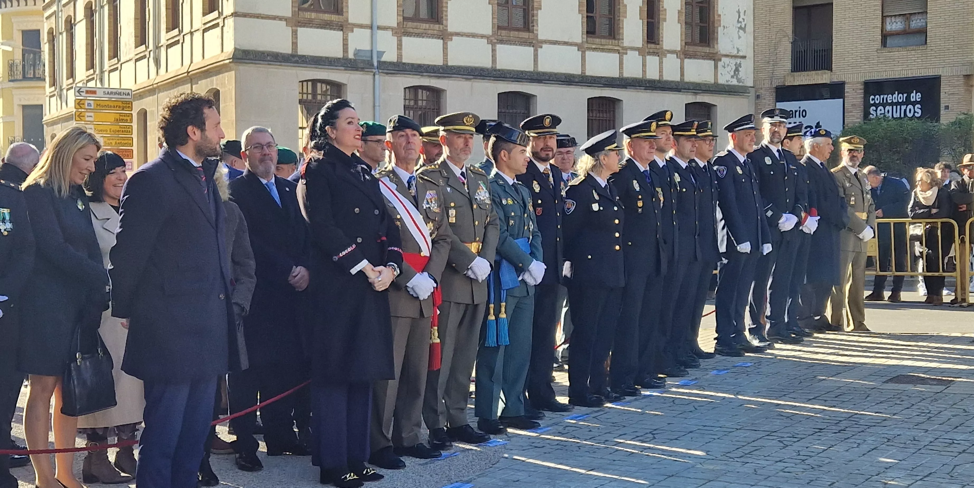 Izado de bandera en Huesca, por el bicentenario de la Policía Nacional. Foto Myriam Martínez  