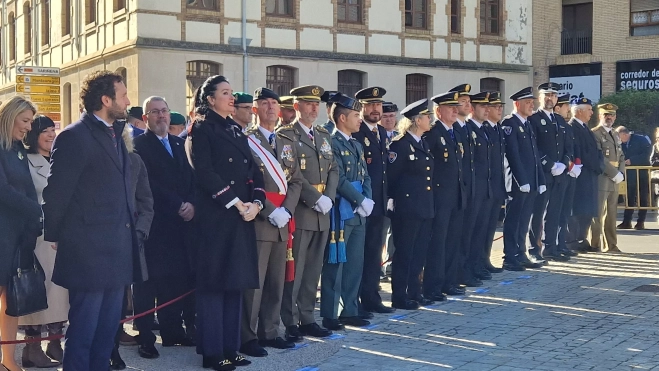 Izado de bandera en Huesca, por el bicentenario de la Policía Nacional. Foto Myriam Martínez