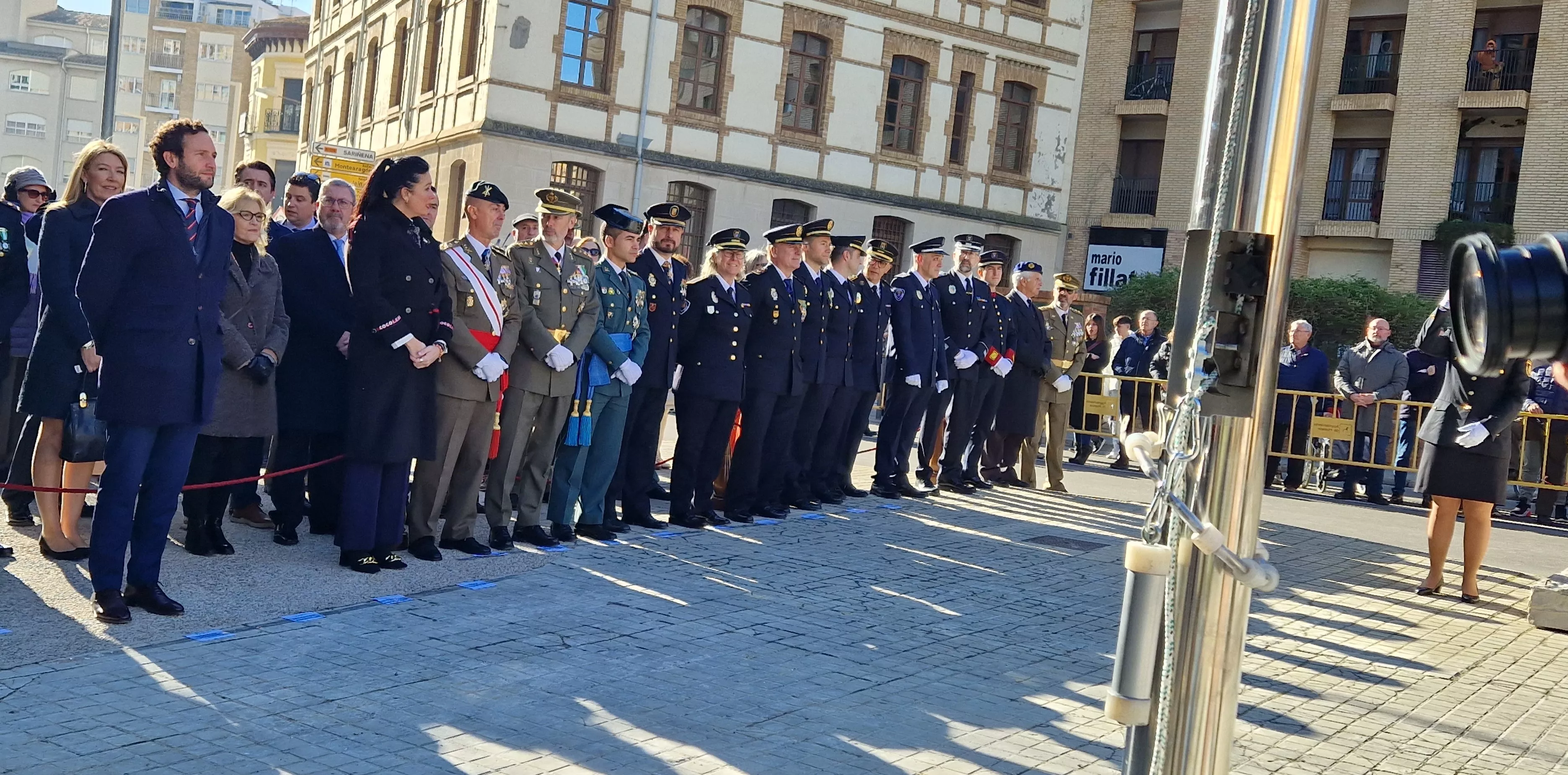 Izado de bandera en Huesca, por el bicentenario de la Policía Nacional. Foto Myriam Martínez  