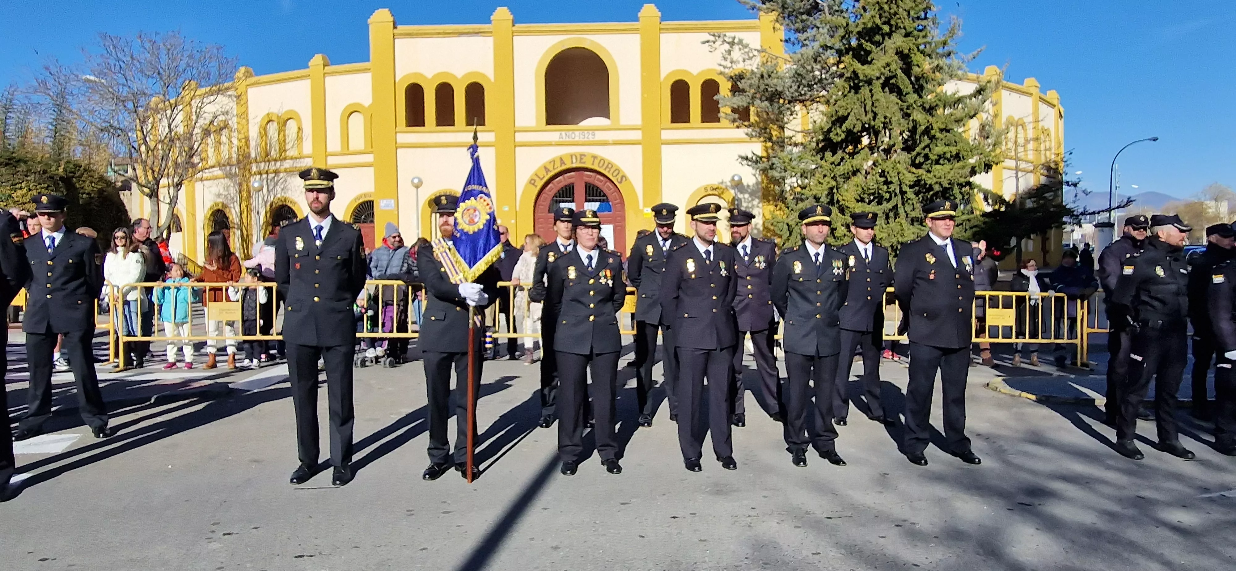 Izado de bandera en Huesca, por el bicentenario de la Policía Nacional. Foto Myriam Martínez  
