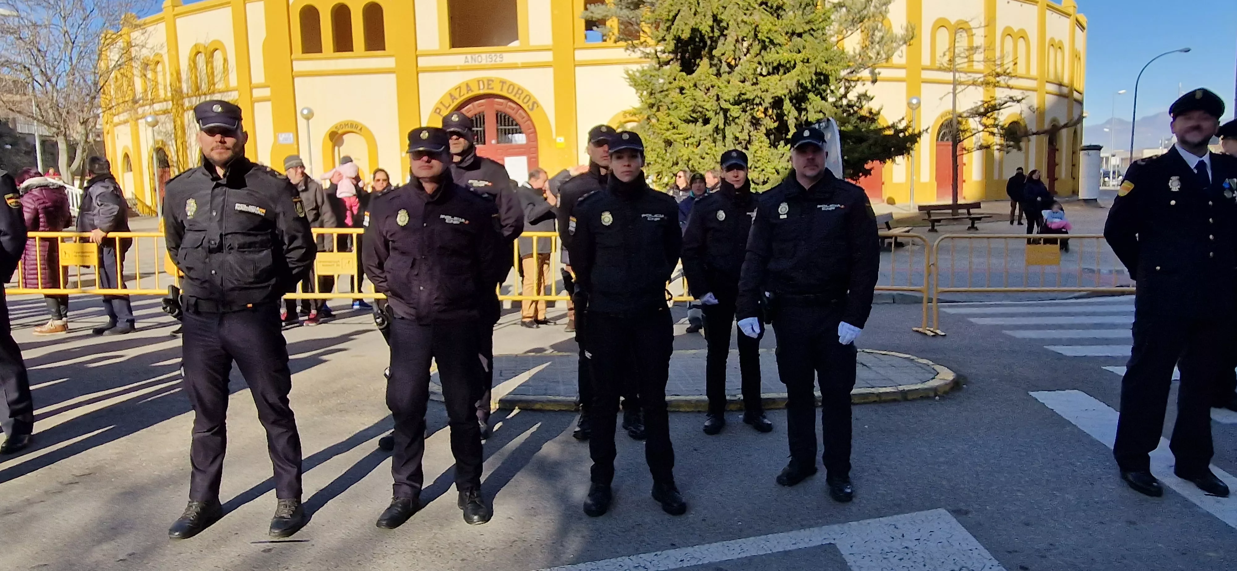 Izado de bandera en Huesca, por el bicentenario de la Policía Nacional. Foto Myriam Martínez  