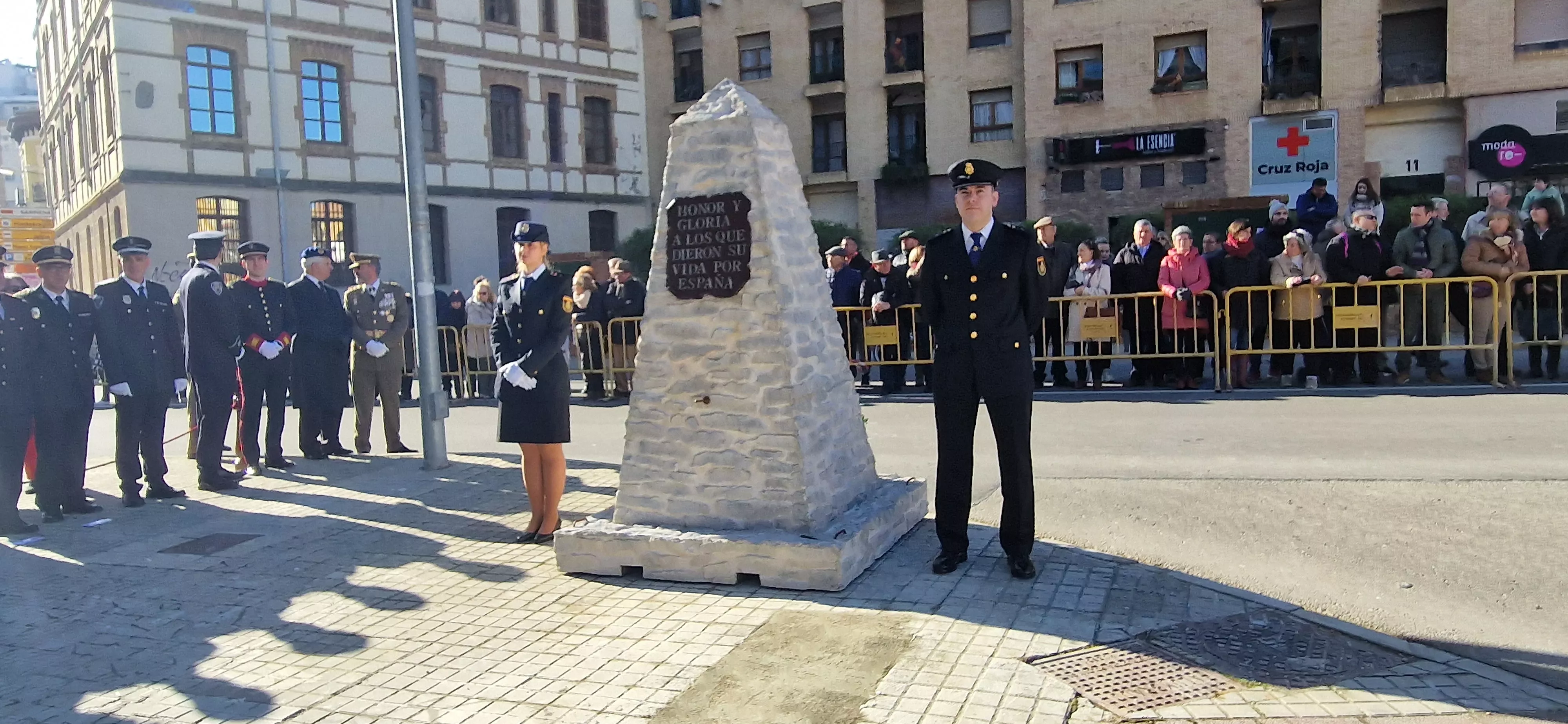 Izado de bandera en Huesca, por el bicentenario de la Policía Nacional. Foto Myriam Martínez  