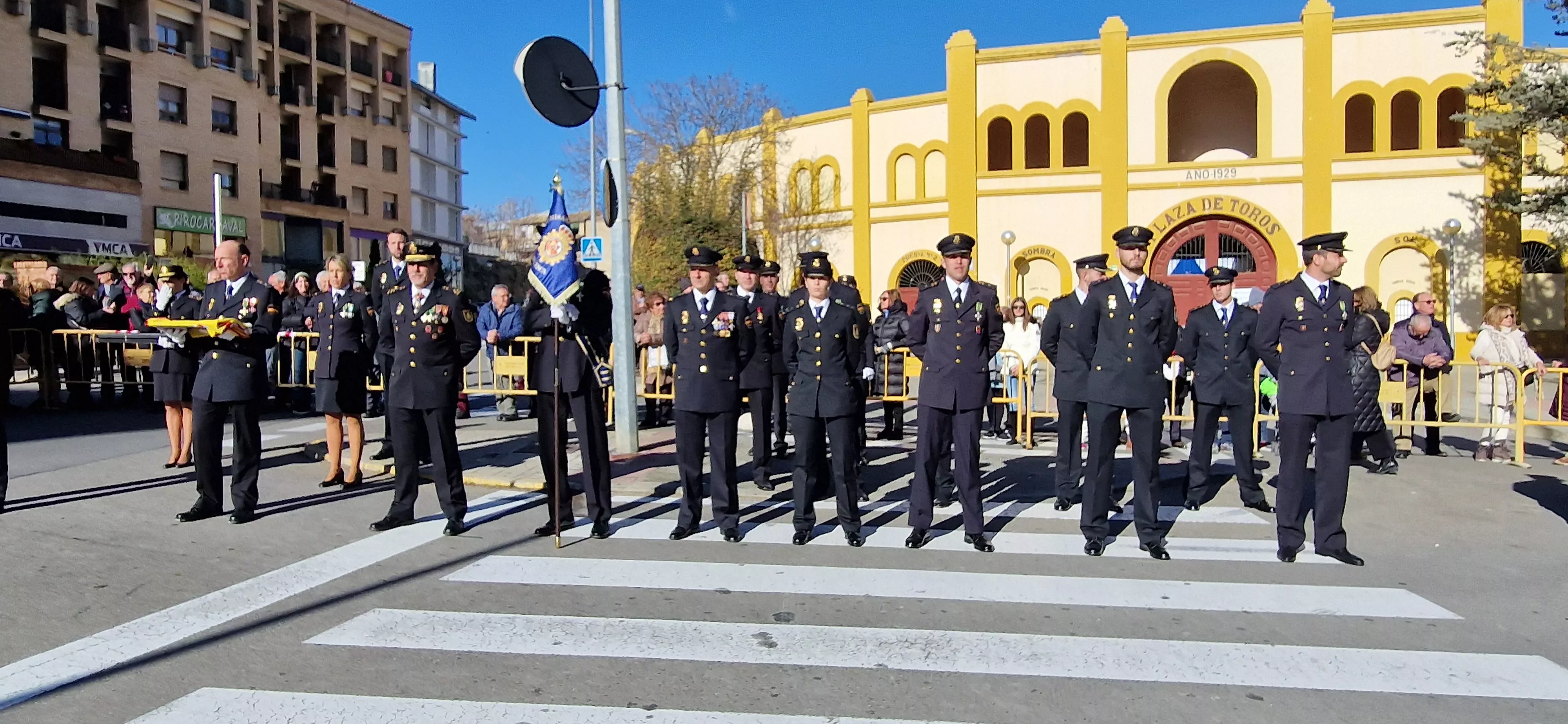 Izado de bandera en Huesca, por el bicentenario de la Policía Nacional. Foto Myriam Martínez  