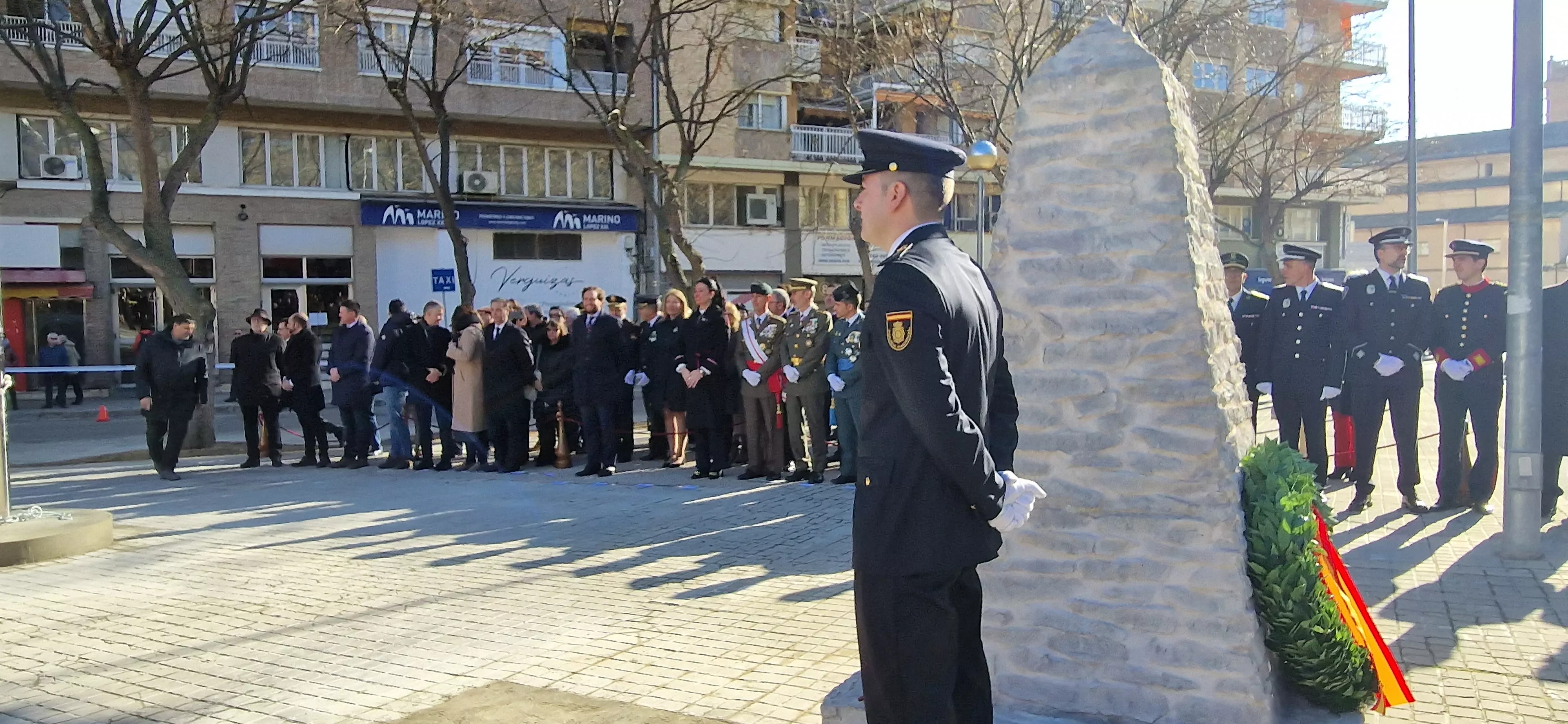 Izado de bandera en Huesca, por el bicentenario de la Policía Nacional. Foto Myriam Martínez  