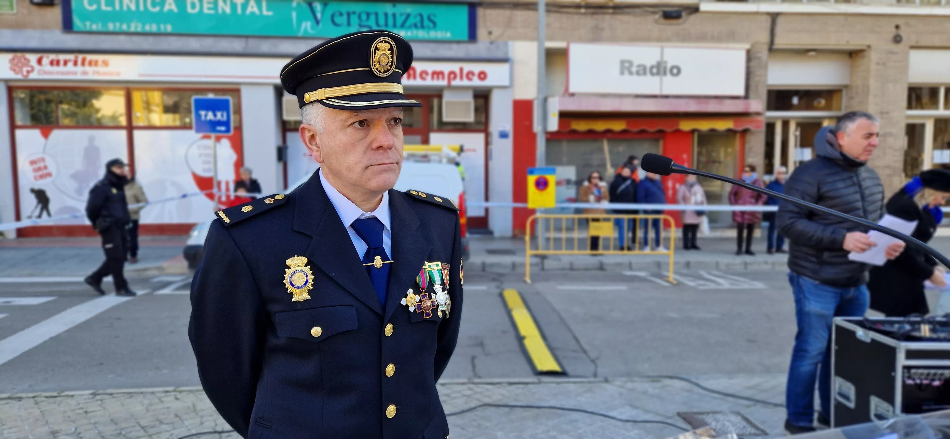 Izado de bandera en Huesca, por el bicentenario de la Policía Nacional. Foto Myriam Martínez  