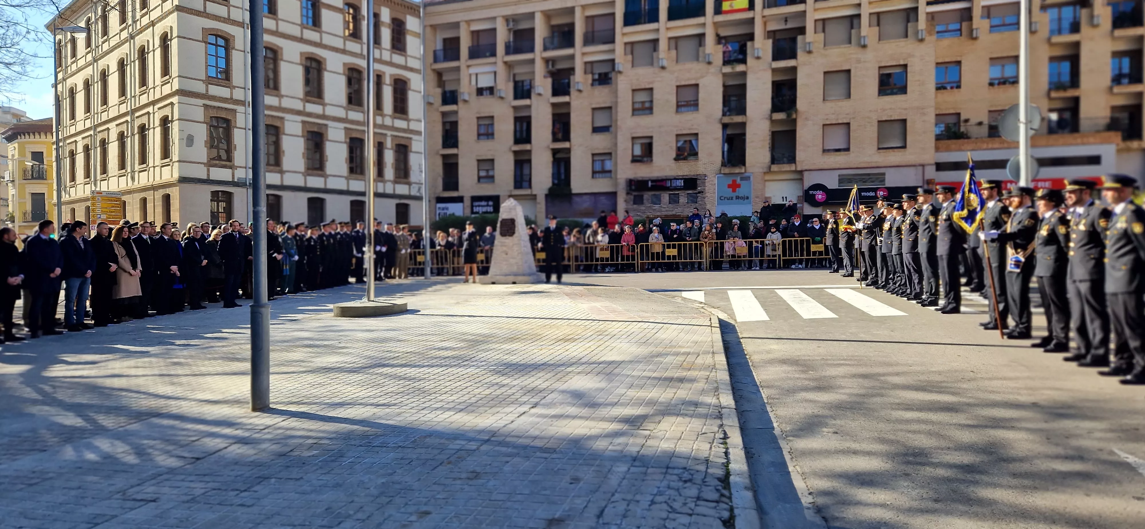 Izado de bandera en Huesca, por el bicentenario de la Policía Nacional. Foto Myriam Martínez  