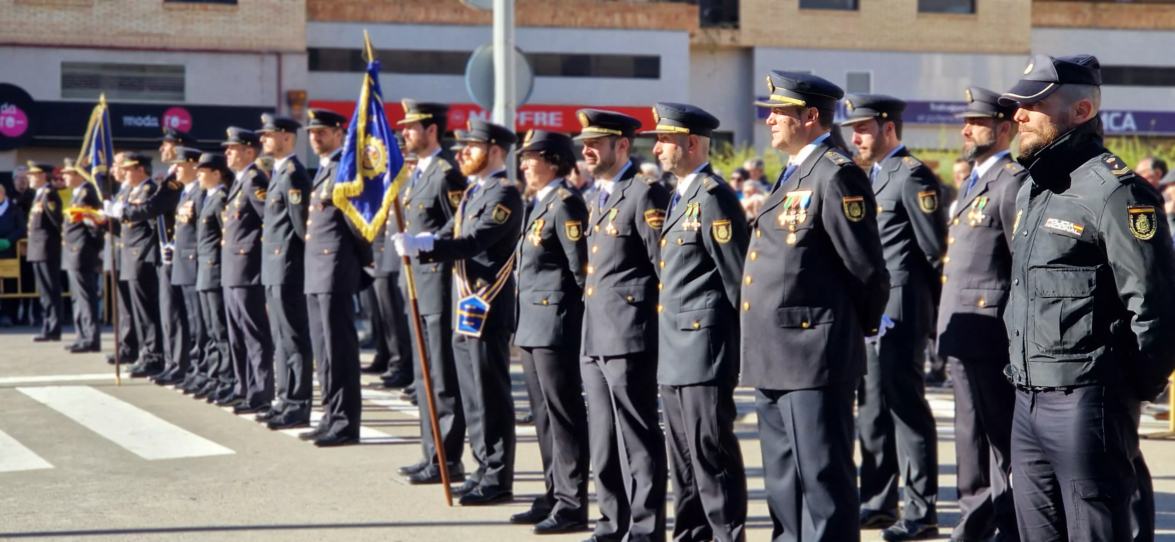 Izado de bandera en Huesca, por el bicentenario de la Policía Nacional. Foto Myriam Martínez  