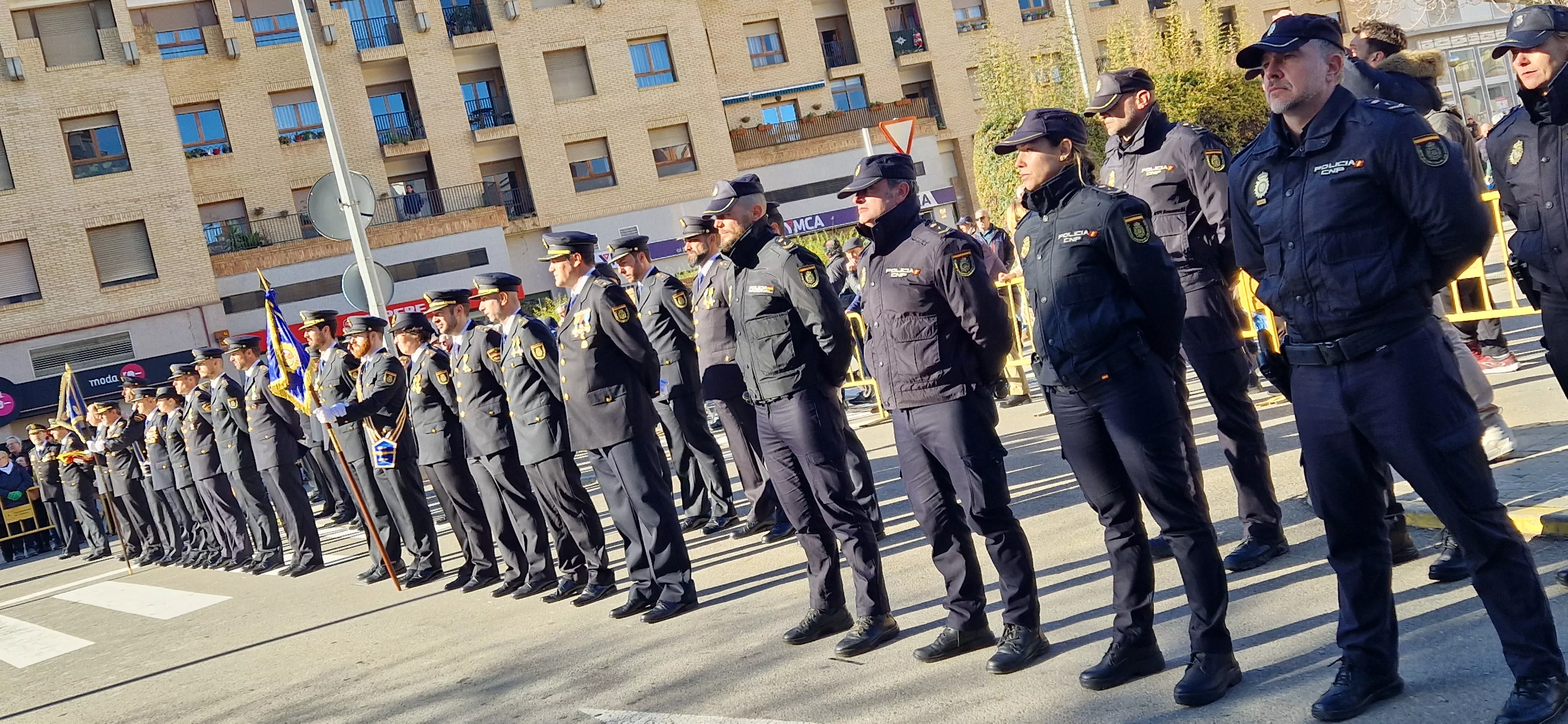 Izado de bandera en Huesca, por el bicentenario de la Policía Nacional. Foto Myriam Martínez  