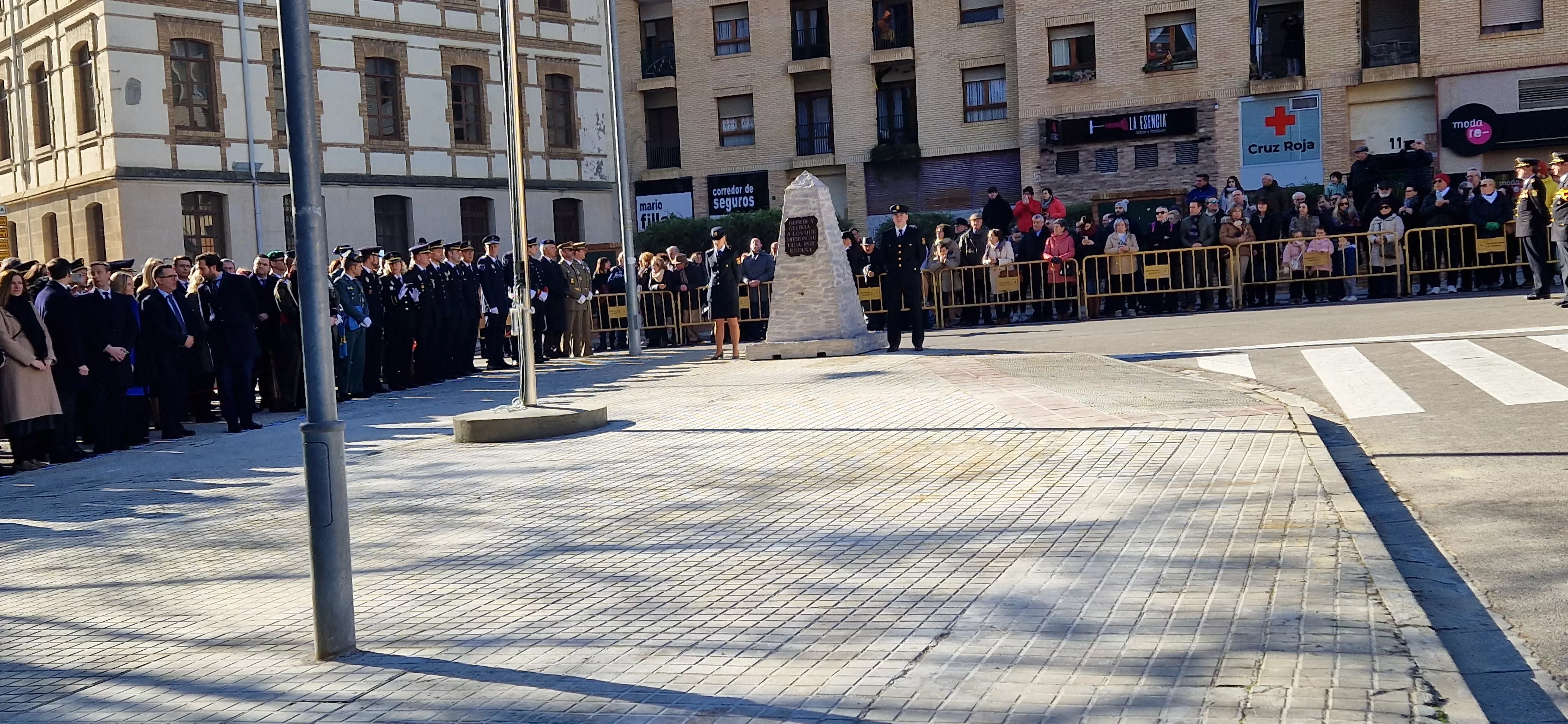 Izado de bandera en Huesca, por el bicentenario de la Policía Nacional. Foto Myriam Martínez  