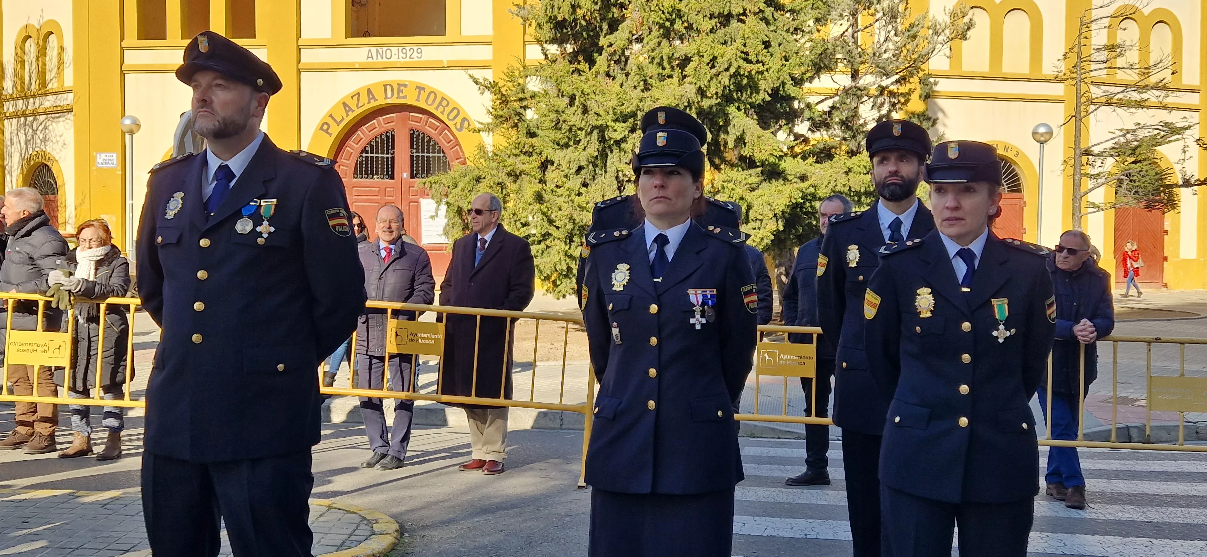 Izado de bandera en Huesca, por el bicentenario de la Policía Nacional. Foto Myriam Martínez  