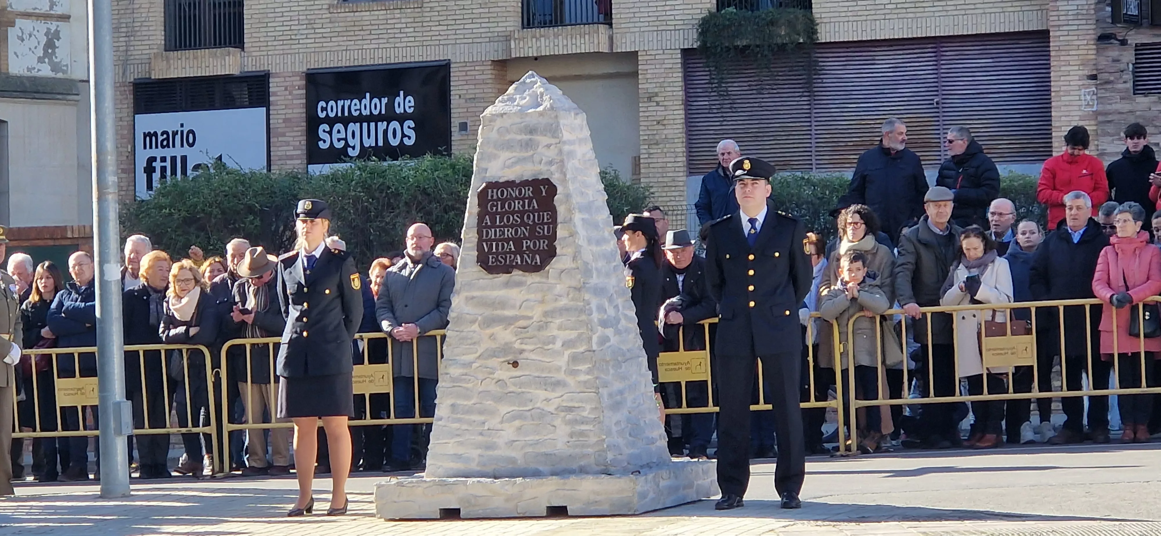Izado de bandera en Huesca, por el bicentenario de la Policía Nacional. Foto Myriam Martínez  