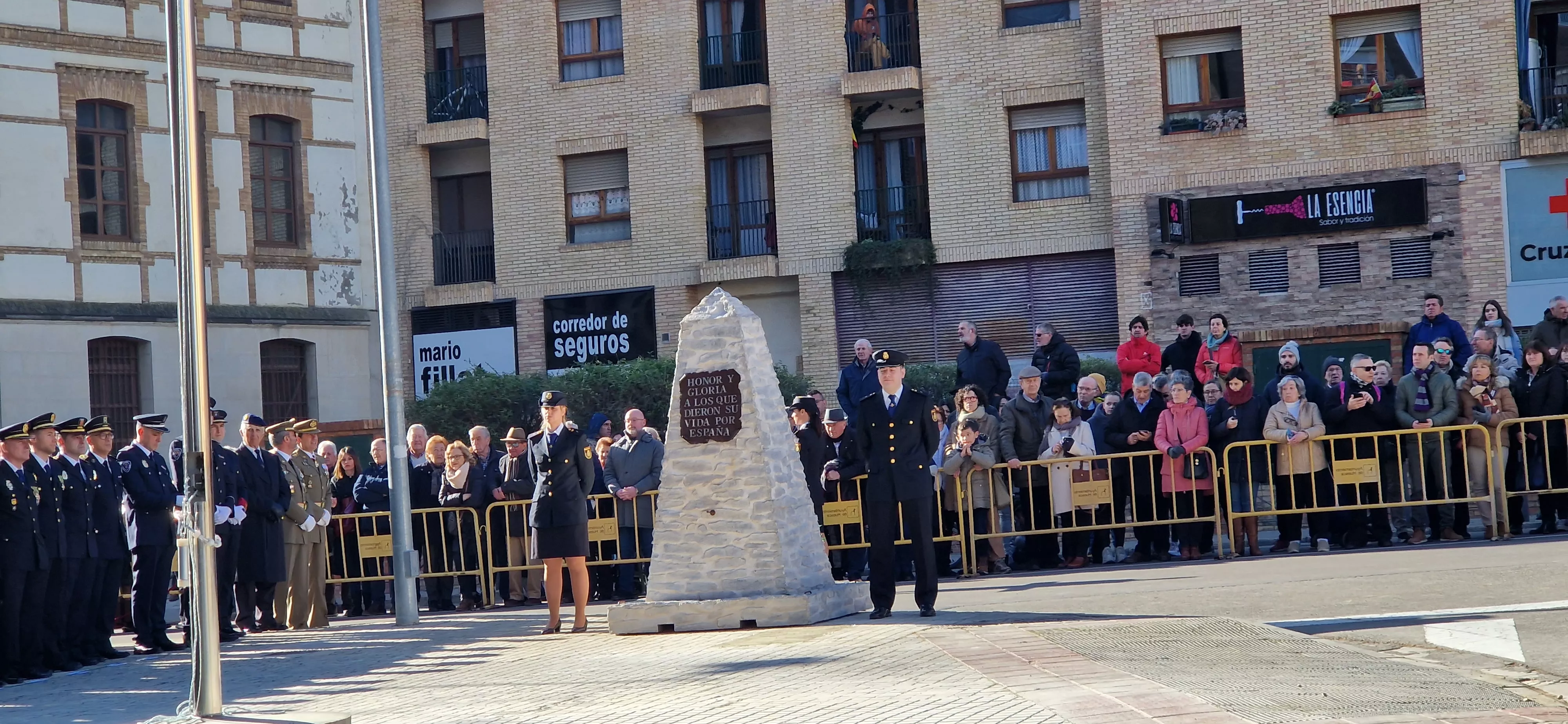 Izado de bandera en Huesca, por el bicentenario de la Policía Nacional. Foto Myriam Martínez  