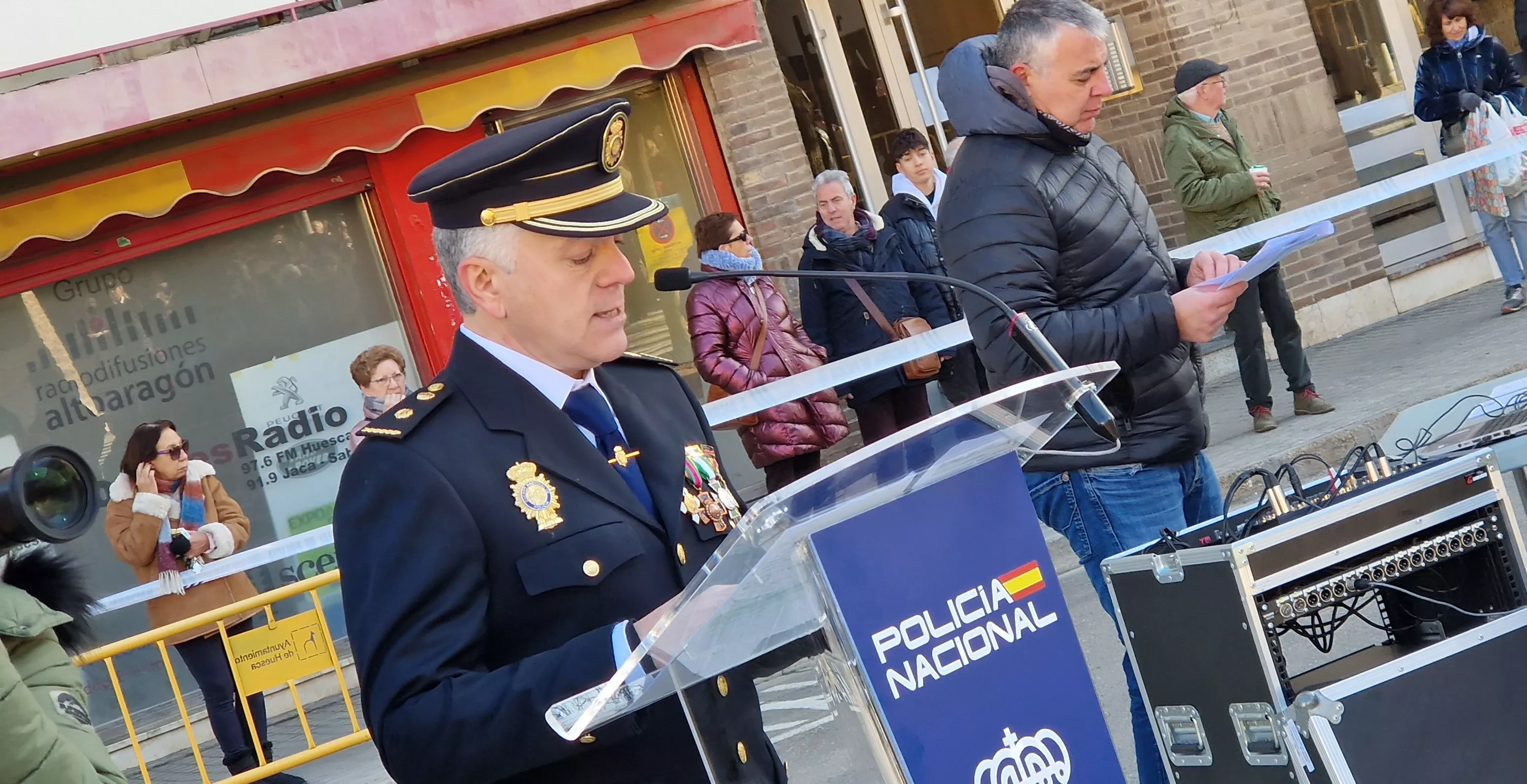 Izado de bandera en Huesca, por el bicentenario de la Policía Nacional. Foto Myriam Martínez  