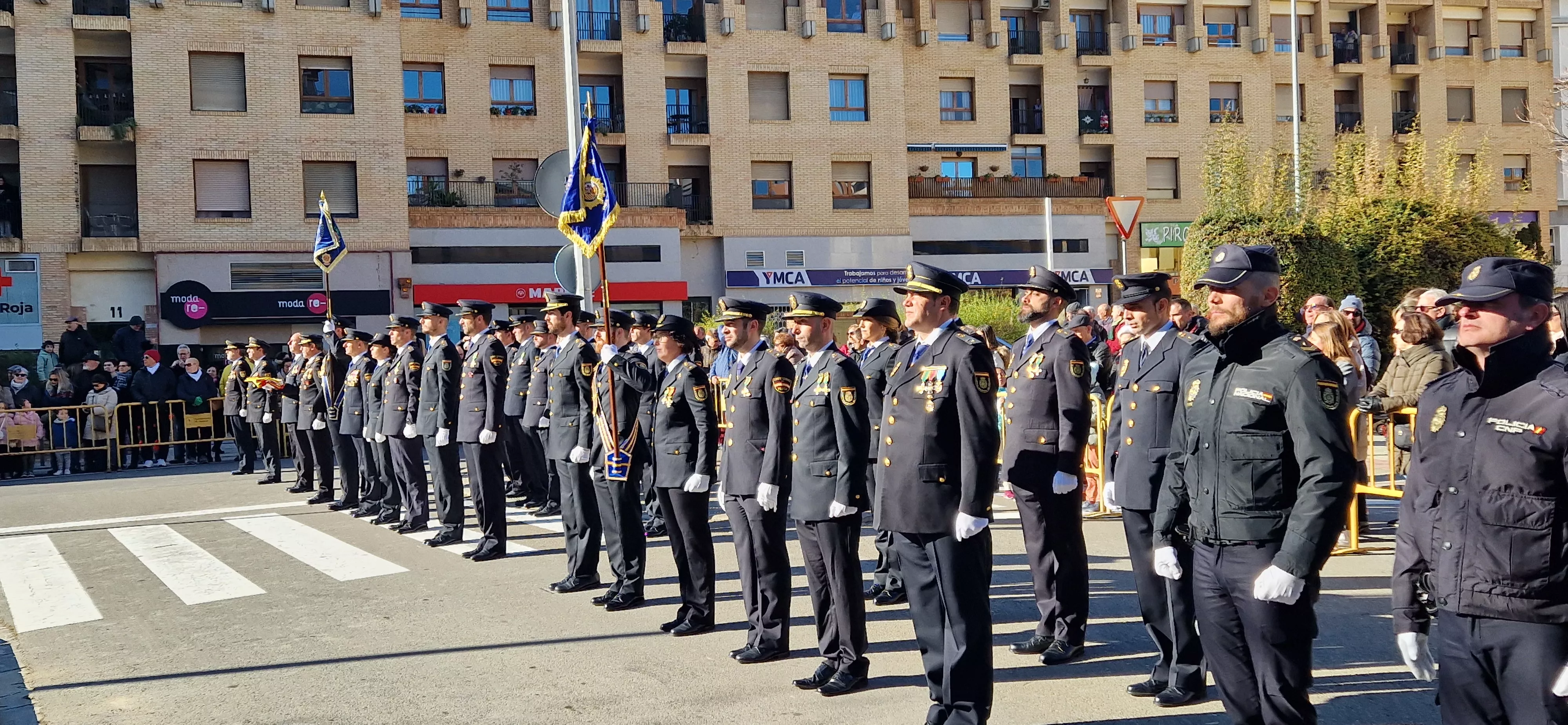 Izado de bandera en Huesca, por el bicentenario de la Policía Nacional. Foto Myriam Martínez  