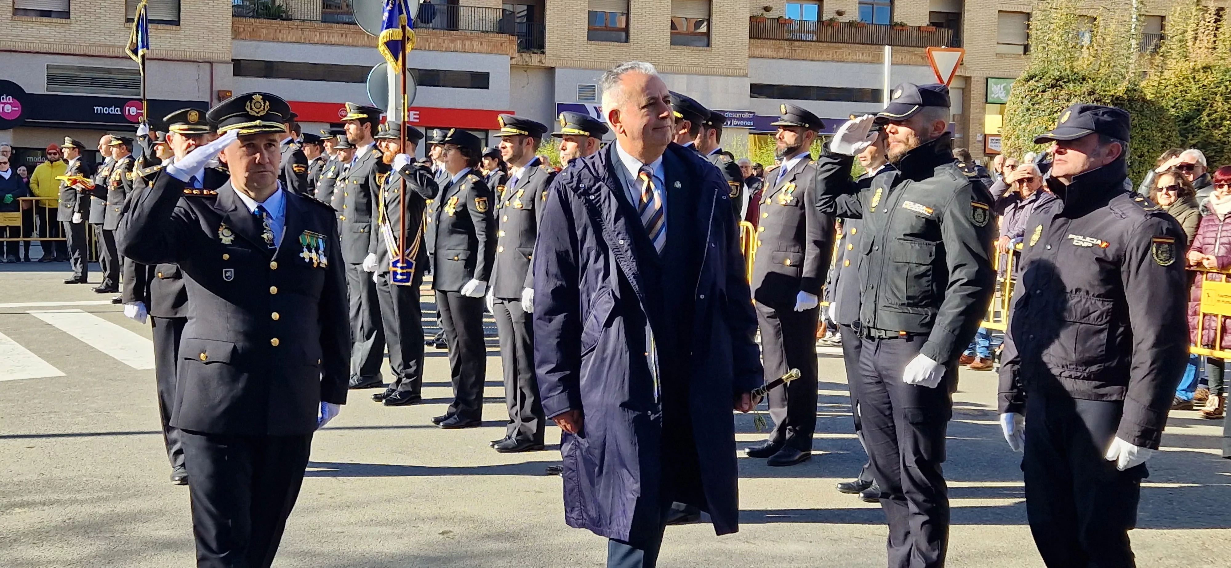 Izado de bandera en Huesca, por el bicentenario de la Policía Nacional. Foto Myriam Martínez  