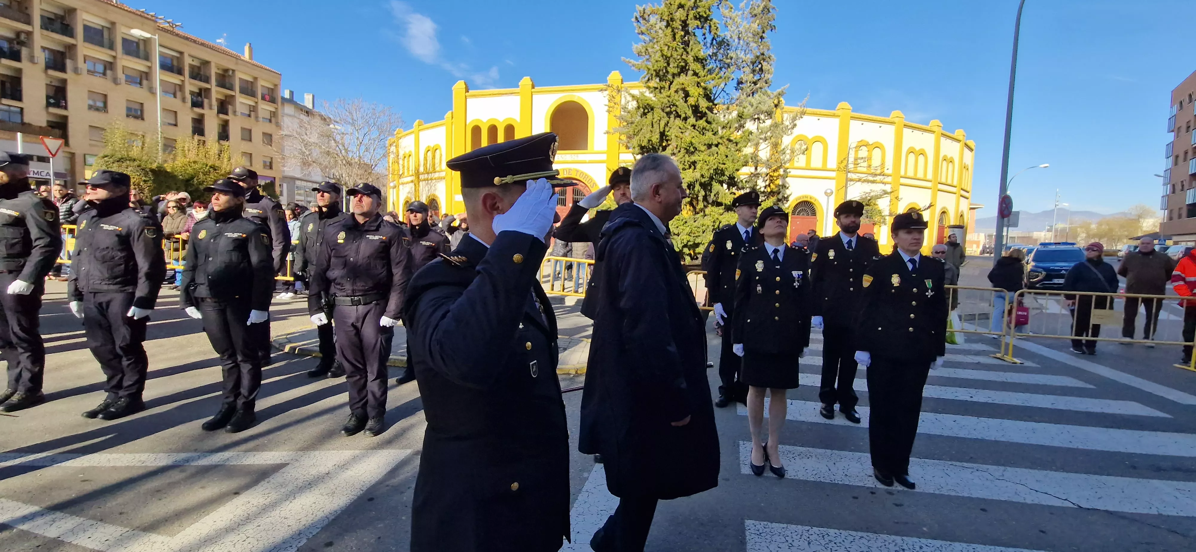 Izado de bandera en Huesca, por el bicentenario de la Policía Nacional. Foto Myriam Martínez  