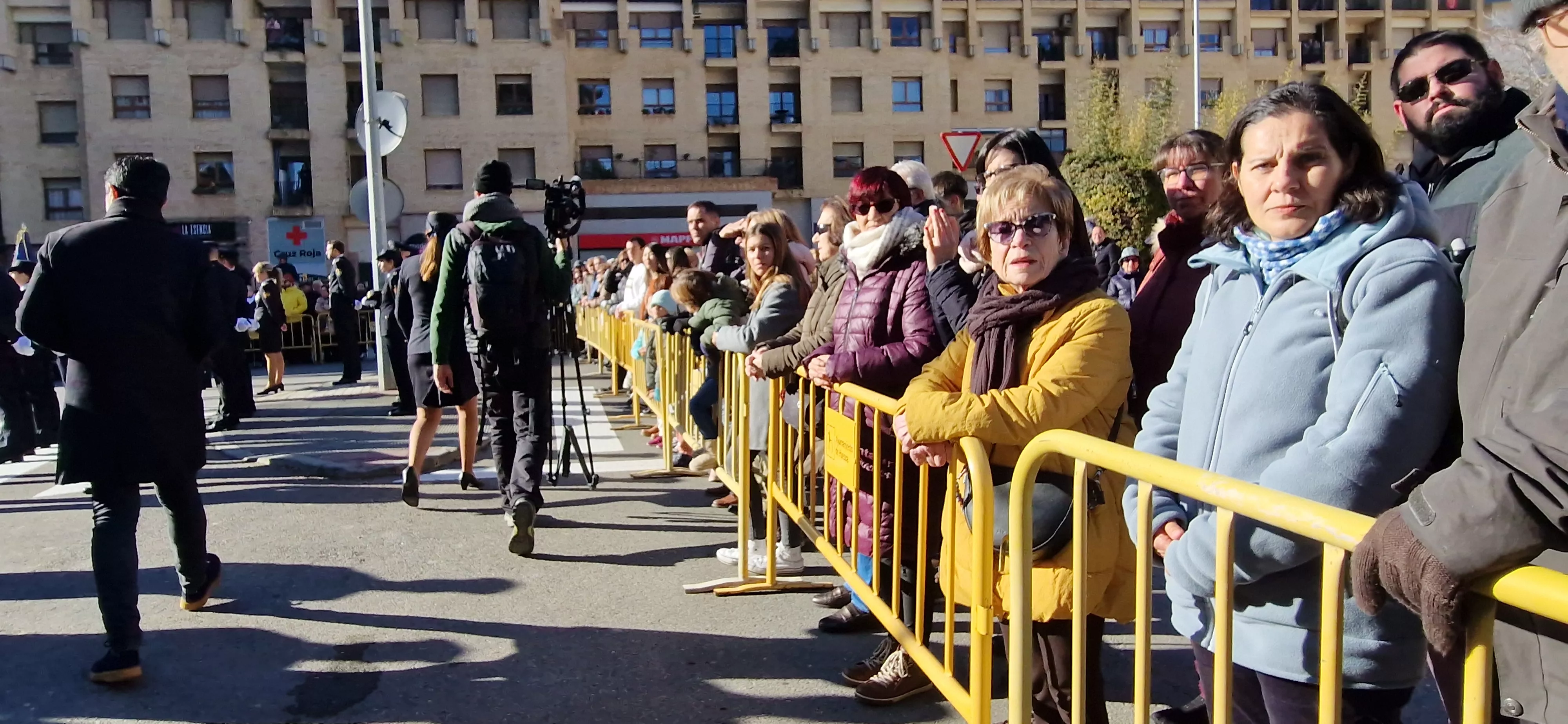 Izado de bandera en Huesca, por el bicentenario de la Policía Nacional. Foto Myriam Martínez  