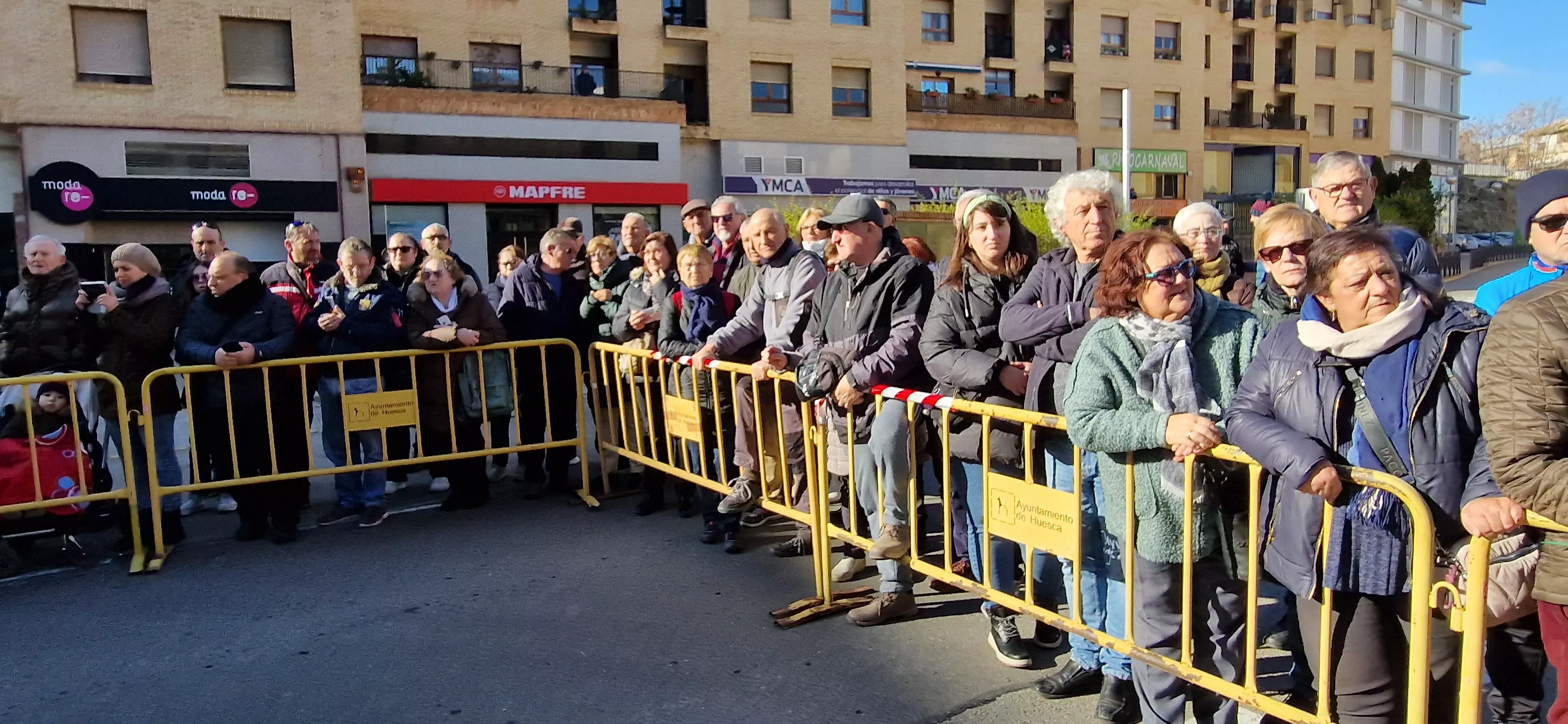 Izado de bandera en Huesca, por el bicentenario de la Policía Nacional. Foto Myriam Martínez  