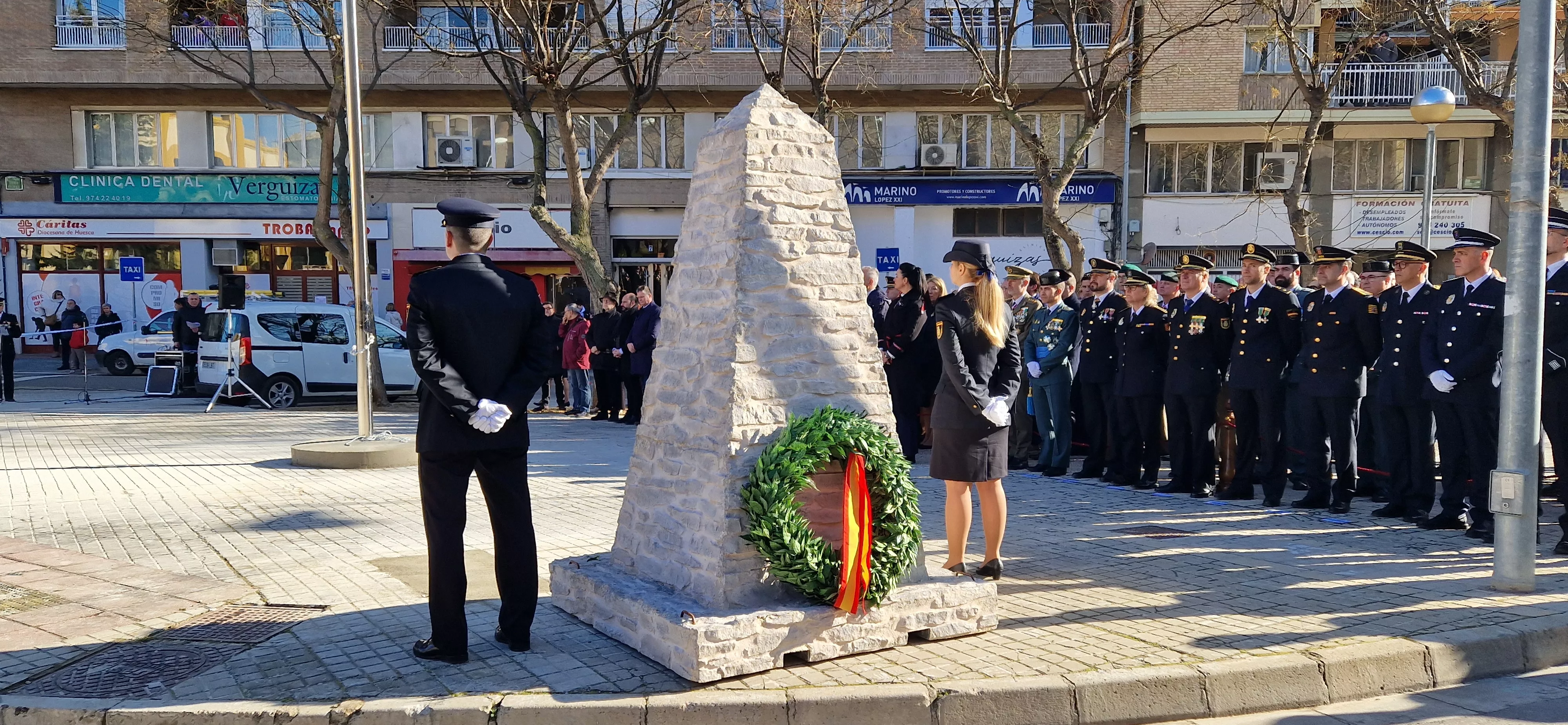 Izado de bandera en Huesca, por el bicentenario de la Policía Nacional. Foto Myriam Martínez  