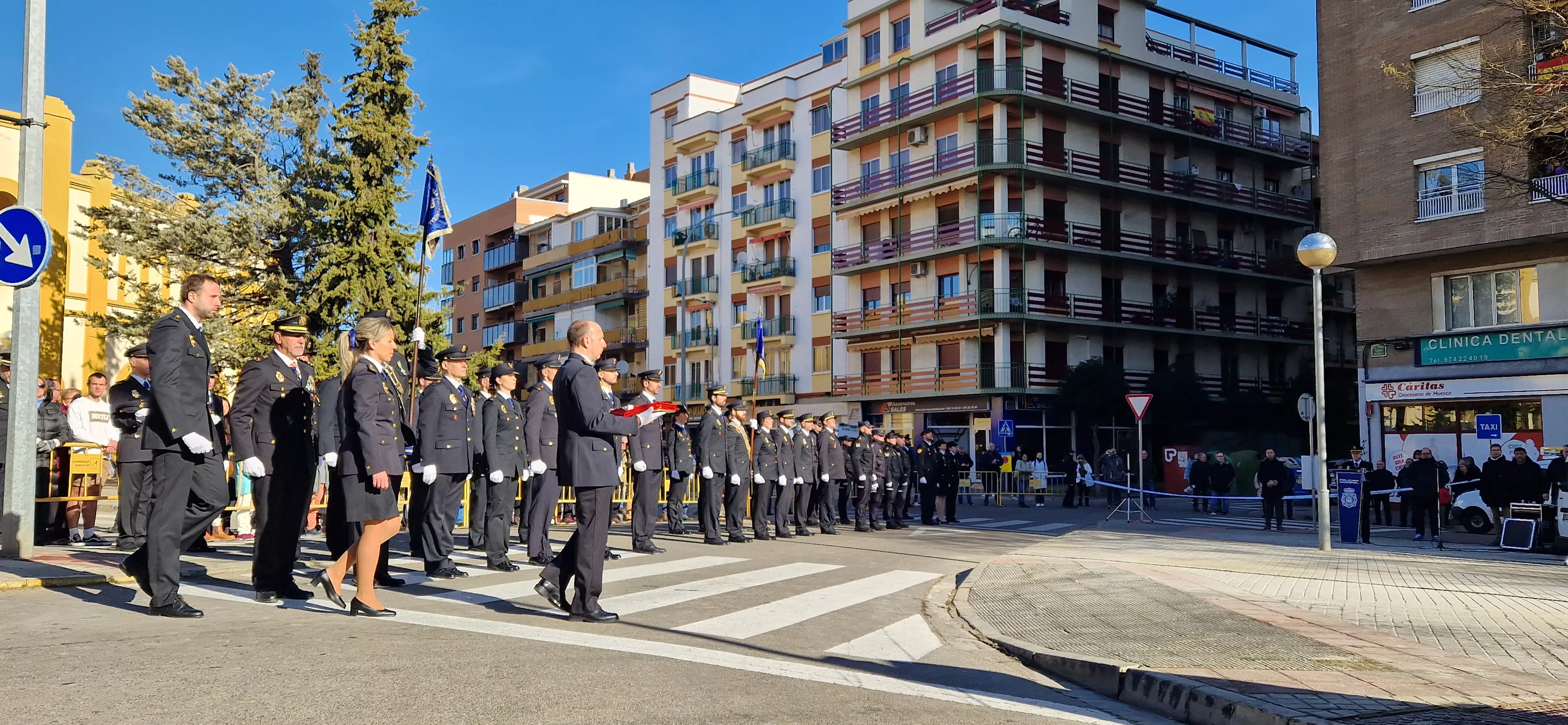 Izado de bandera en Huesca, por el bicentenario de la Policía Nacional. Foto Myriam Martínez  