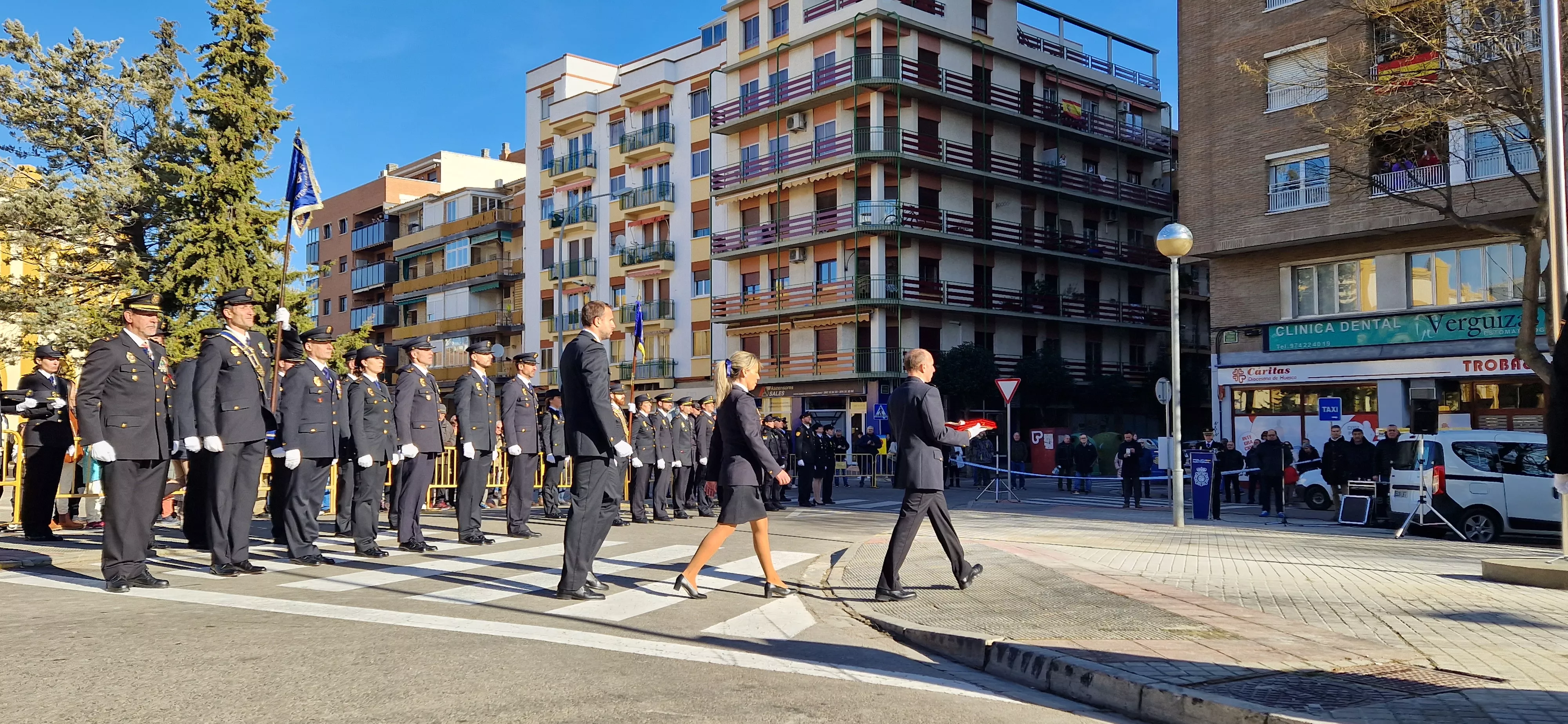Izado de bandera en Huesca, por el bicentenario de la Policía Nacional. Foto Myriam Martínez  