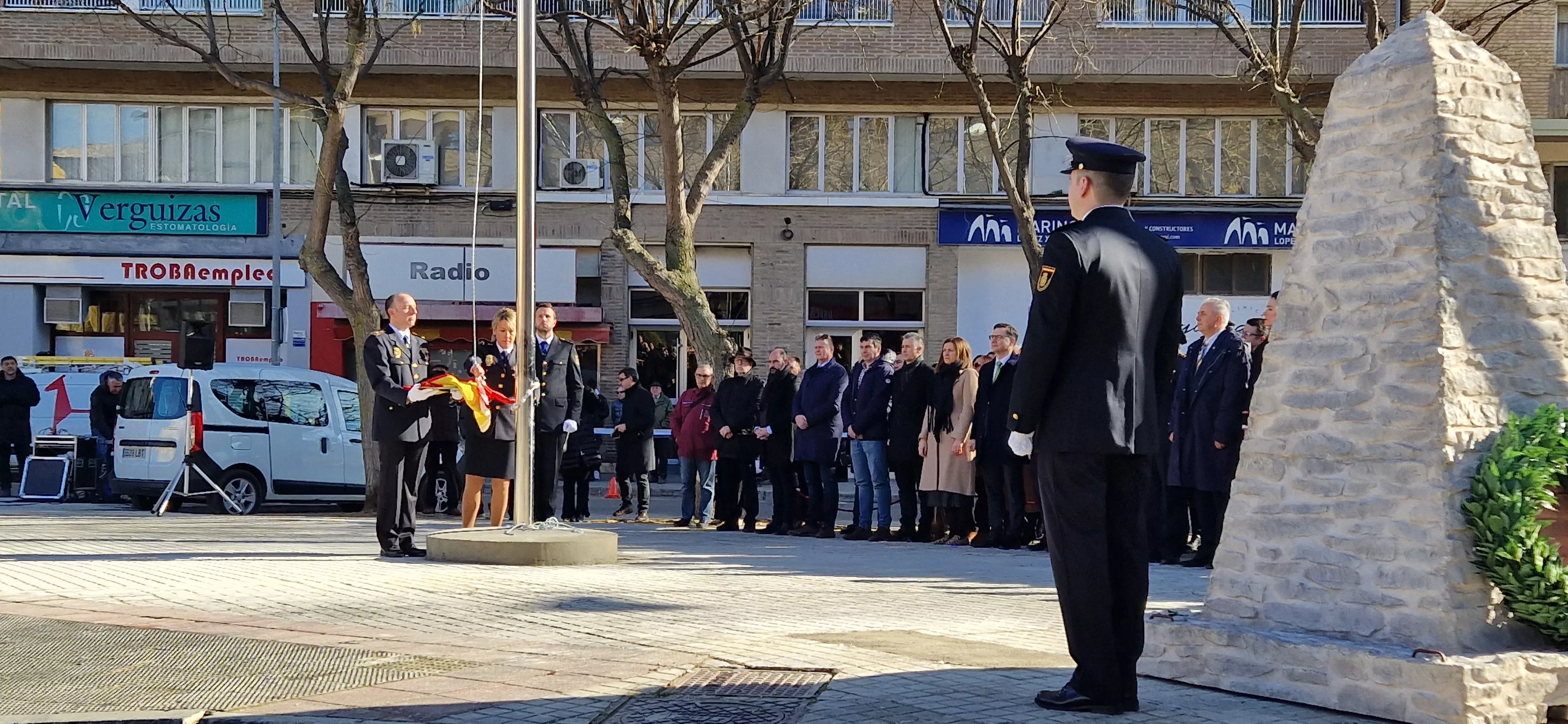 Izado de bandera en Huesca, por el bicentenario de la Policía Nacional. Foto Myriam Martínez  