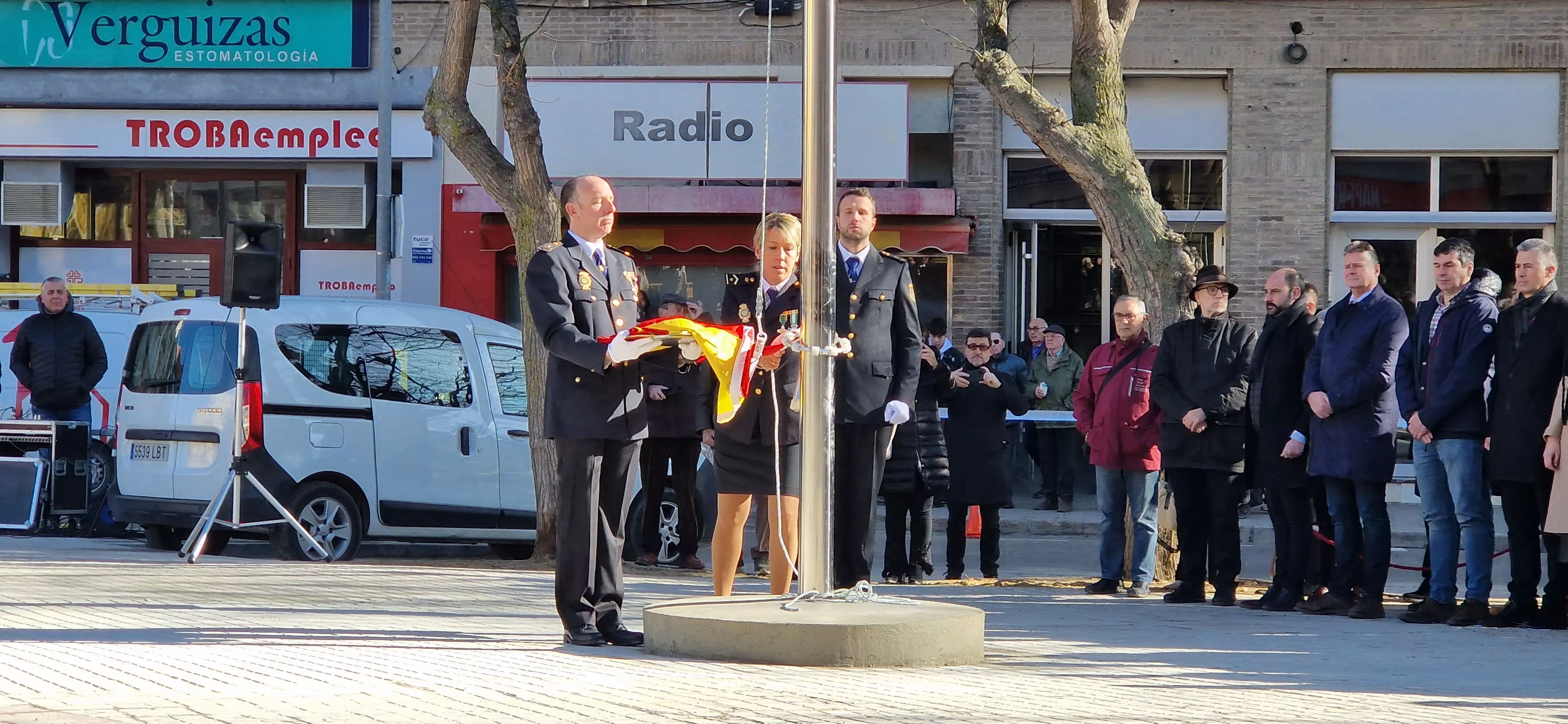 Izado de bandera en Huesca, por el bicentenario de la Policía Nacional. Foto Myriam Martínez  