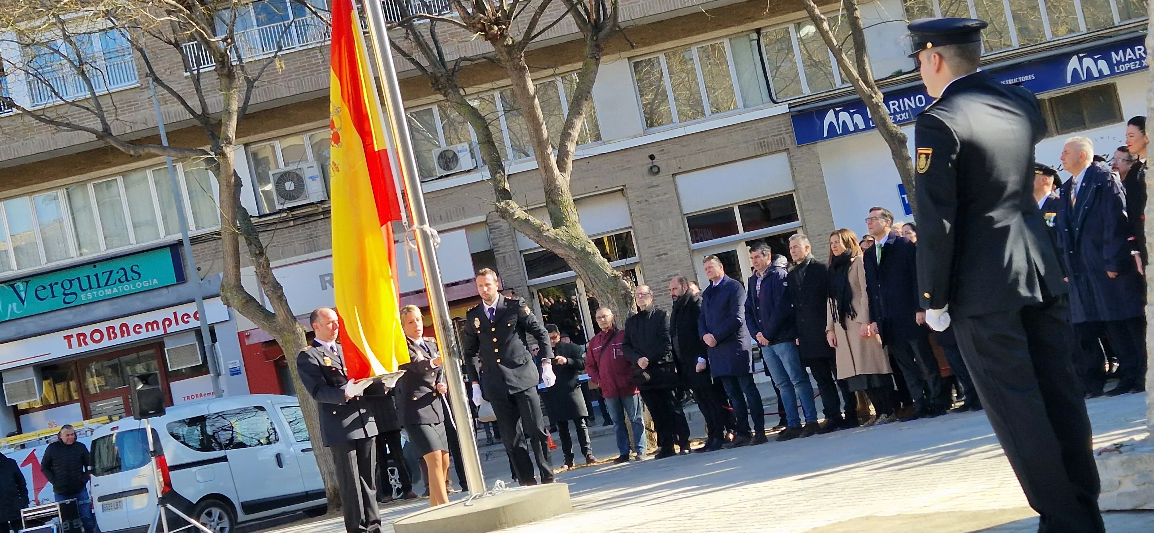 Izado de bandera en Huesca, por el bicentenario de la Policía Nacional. Foto Myriam Martínez  