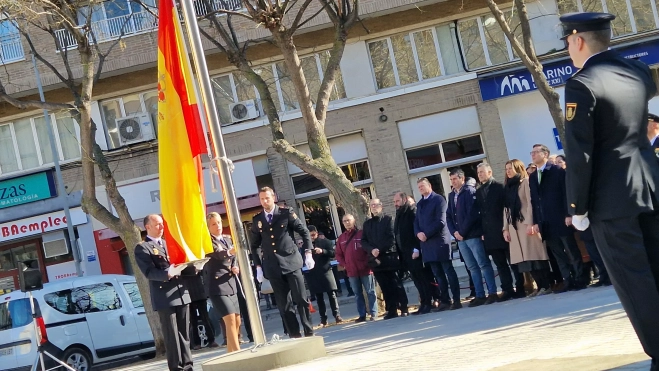 Izado de bandera en Huesca, por el bicentenario de la Policía Nacional. Foto Myriam Martínez