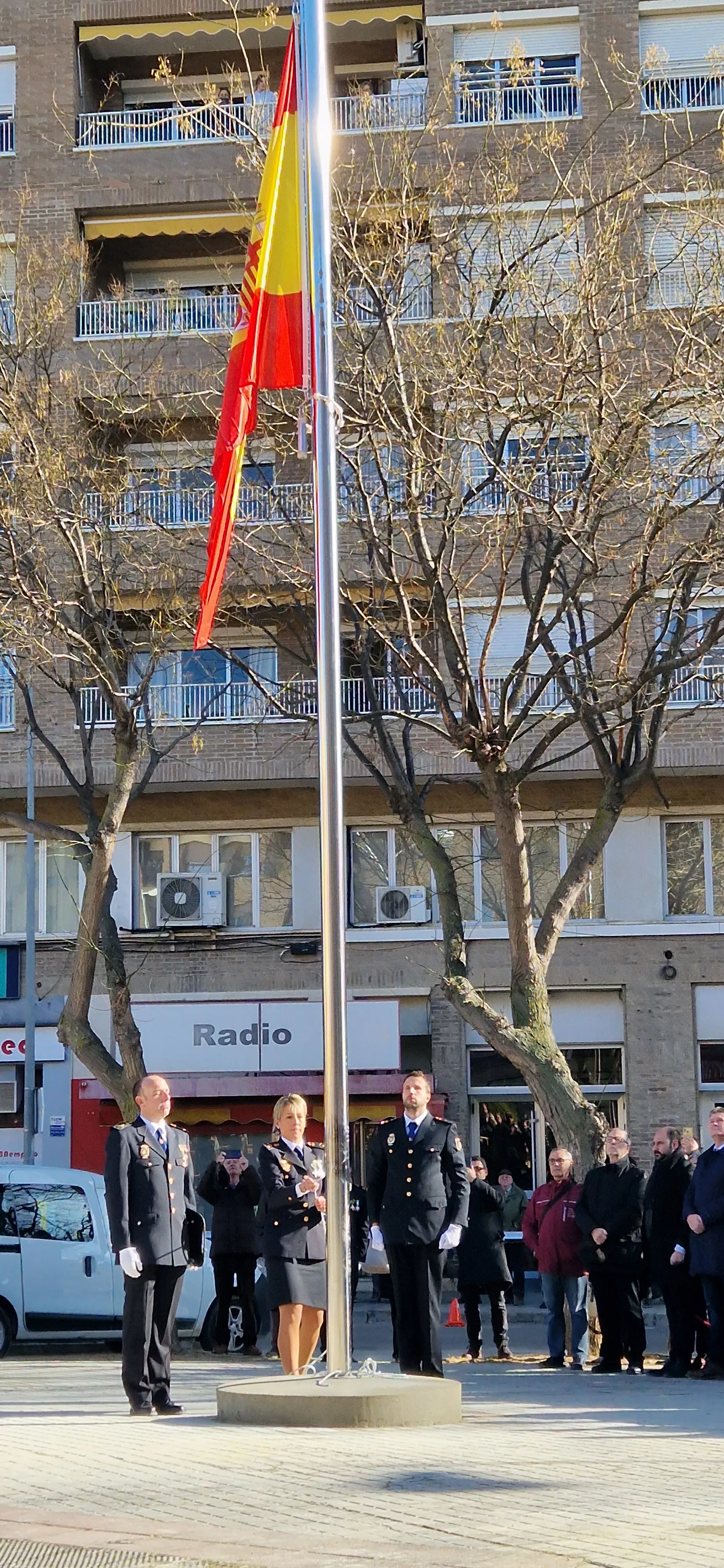 Izado de bandera en Huesca, por el bicentenario de la Policía Nacional. Foto Myriam Martínez  
