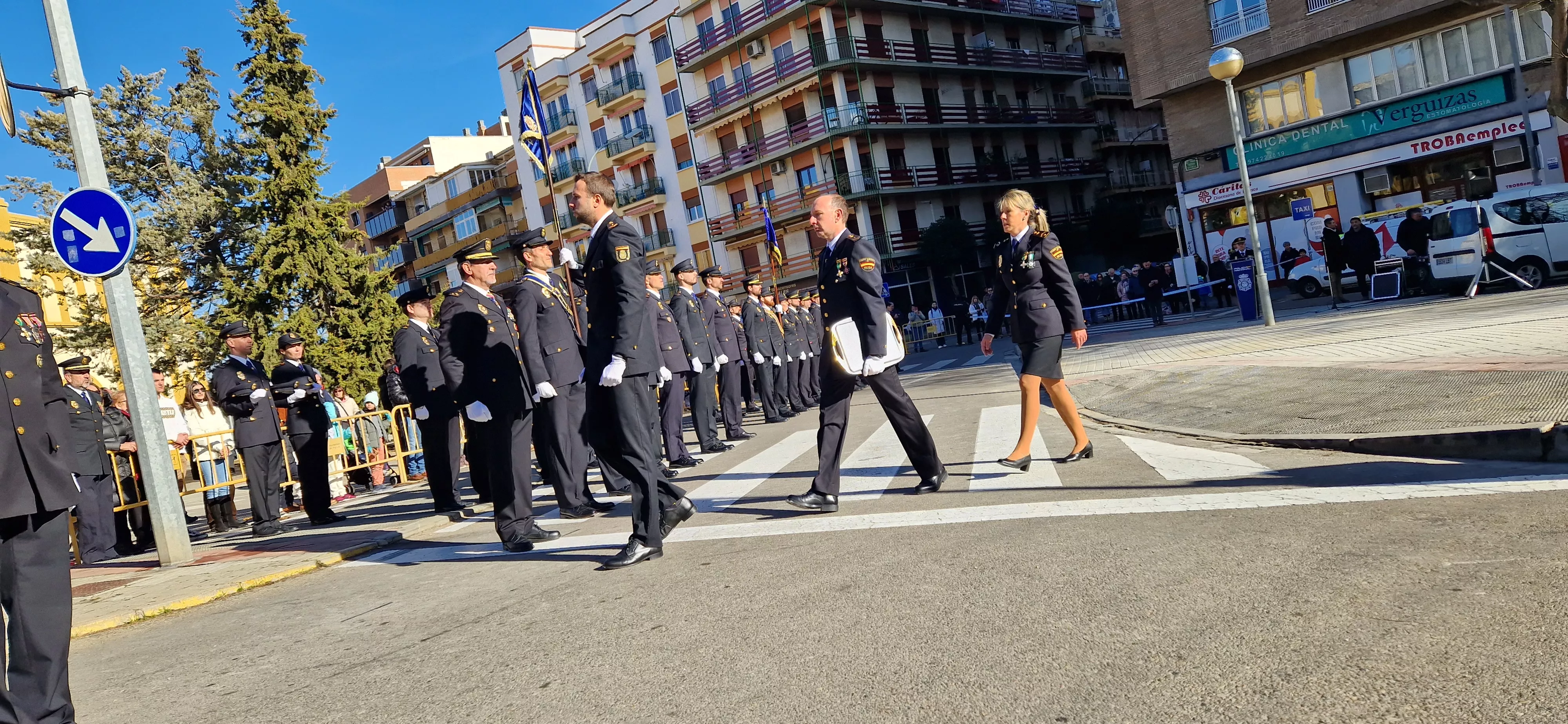 Izado de bandera en Huesca, por el bicentenario de la Policía Nacional. Foto Myriam Martínez  