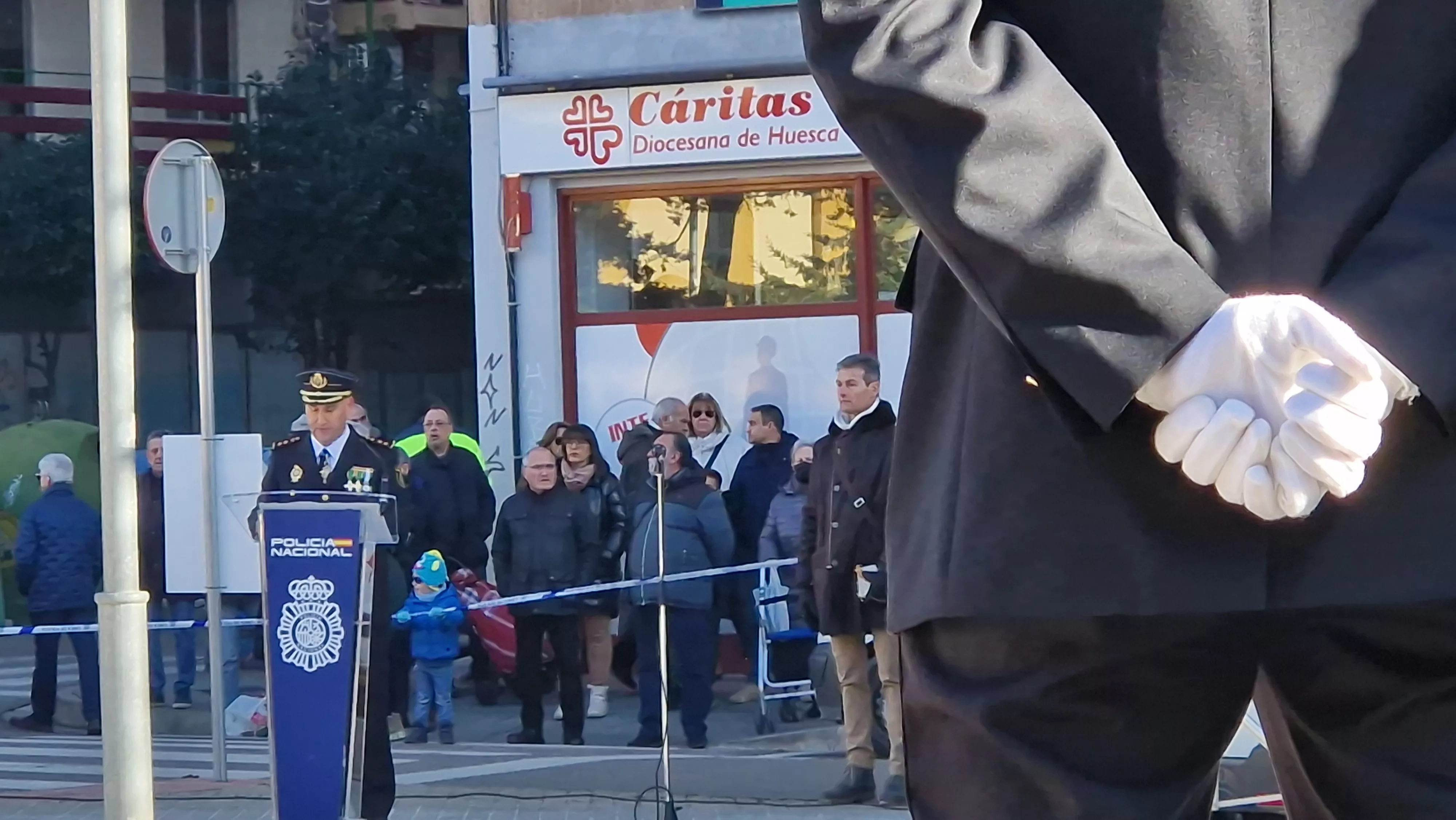 Izado de bandera en Huesca, por el bicentenario de la Policía Nacional. Foto Myriam Martínez  