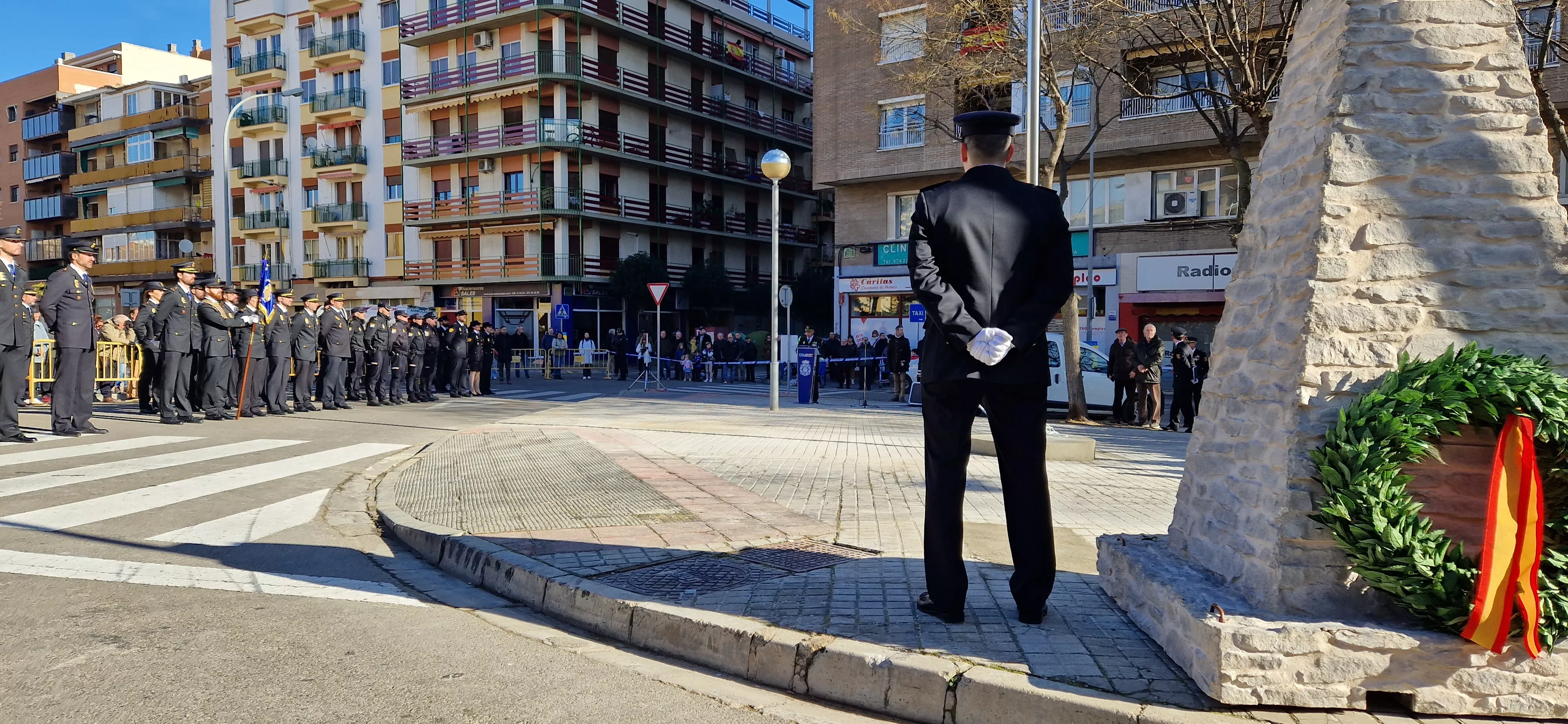 Izado de bandera en Huesca, por el bicentenario de la Policía Nacional. Foto Myriam Martínez  