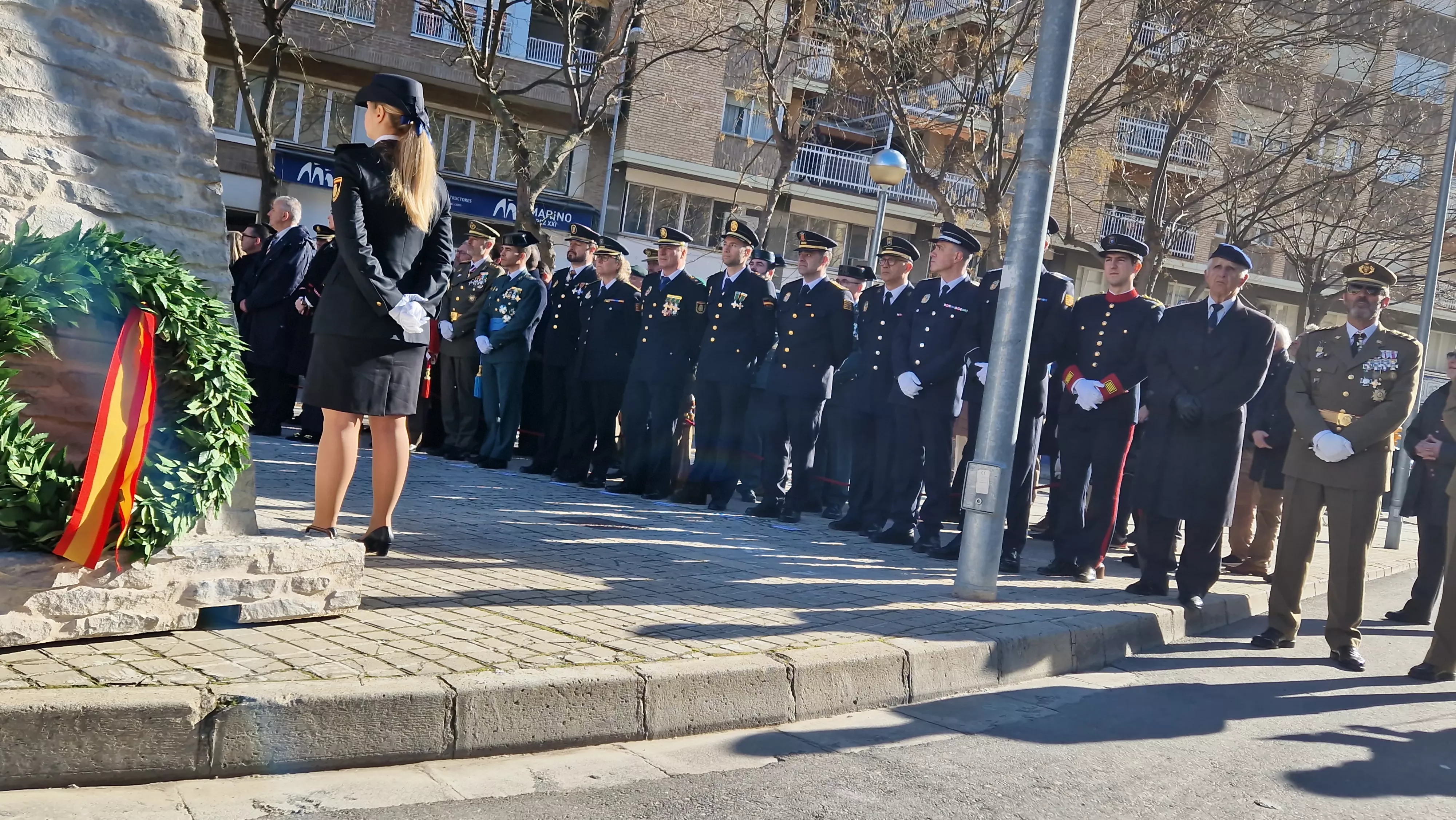 Izado de bandera en Huesca, por el bicentenario de la Policía Nacional. Foto Myriam Martínez  