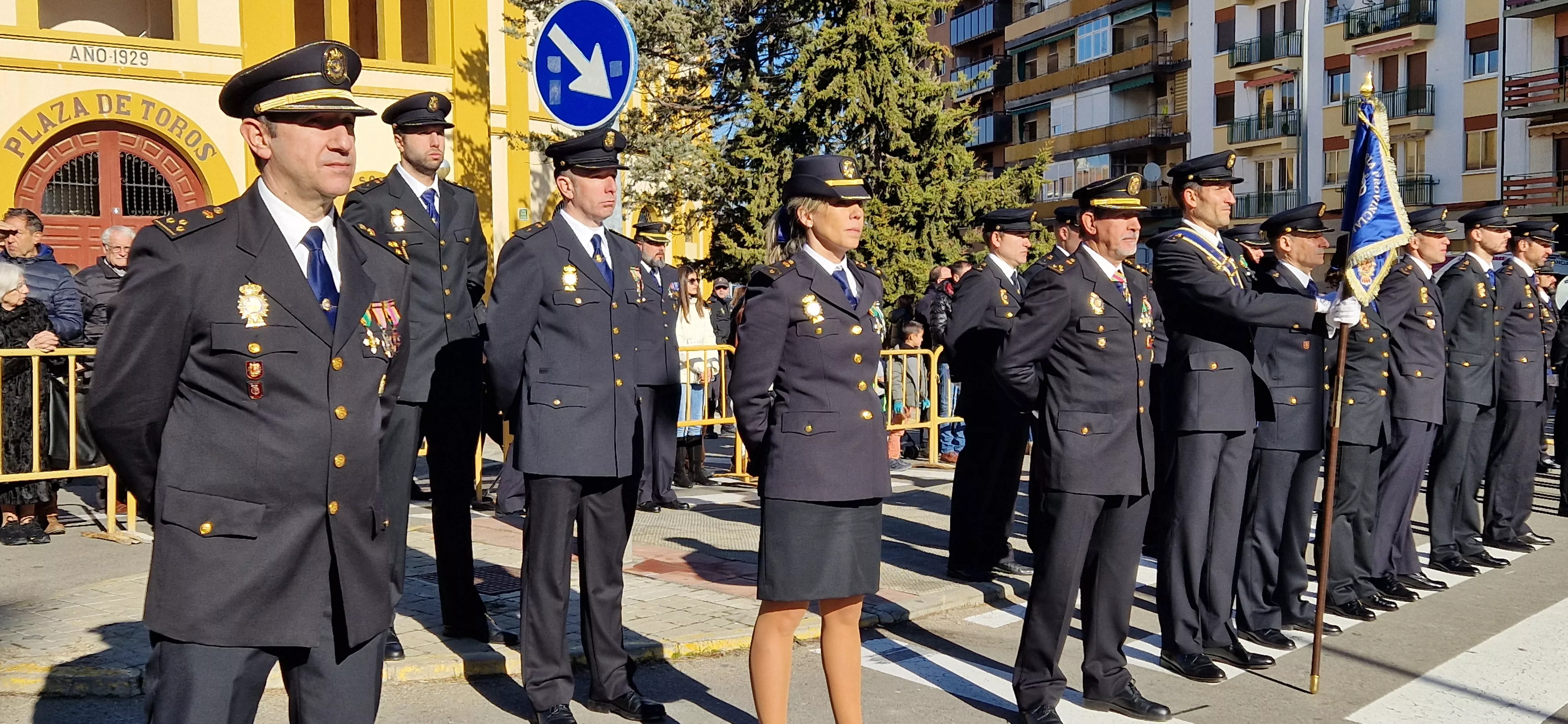 Izado de bandera en Huesca, por el bicentenario de la Policía Nacional. Foto Myriam Martínez  