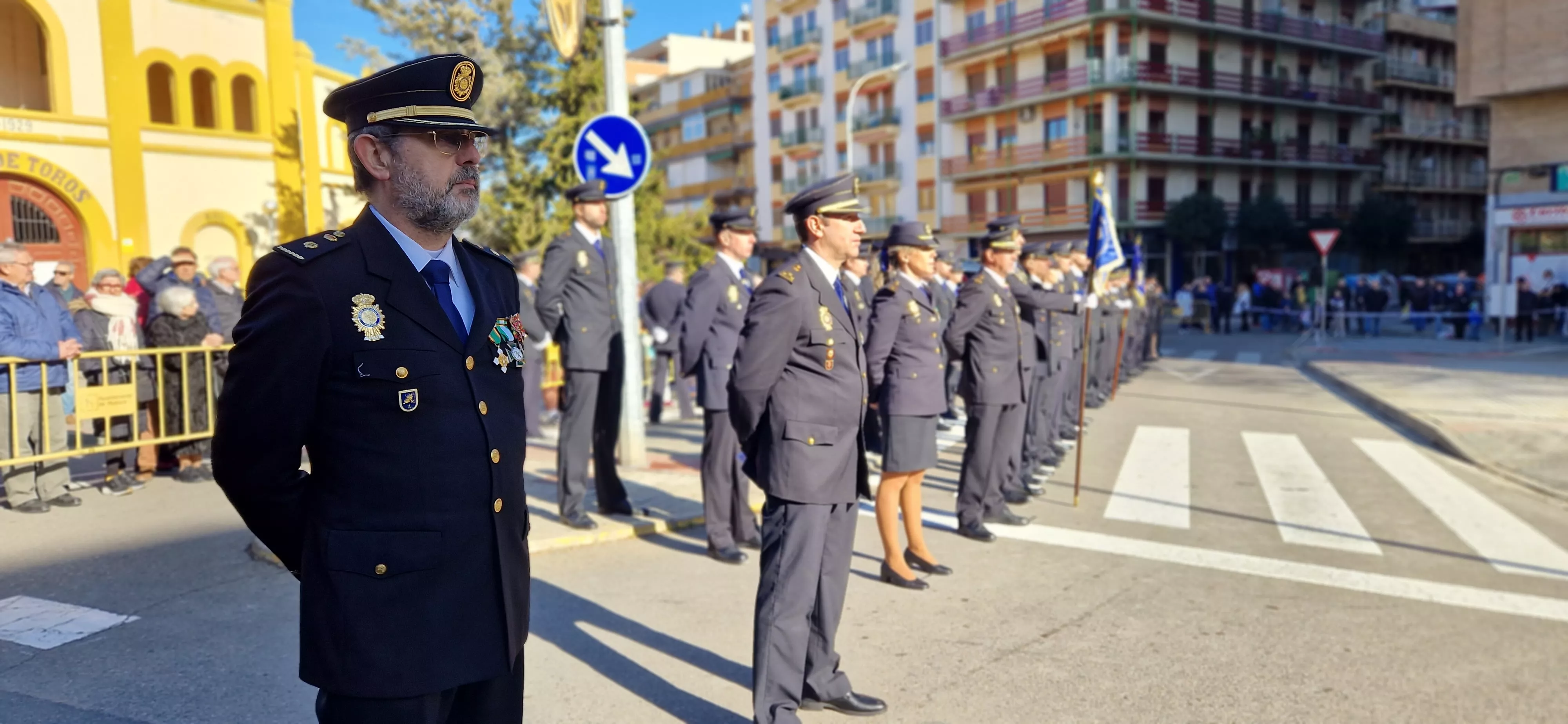 Izado de bandera en Huesca, por el bicentenario de la Policía Nacional. Foto Myriam Martínez  