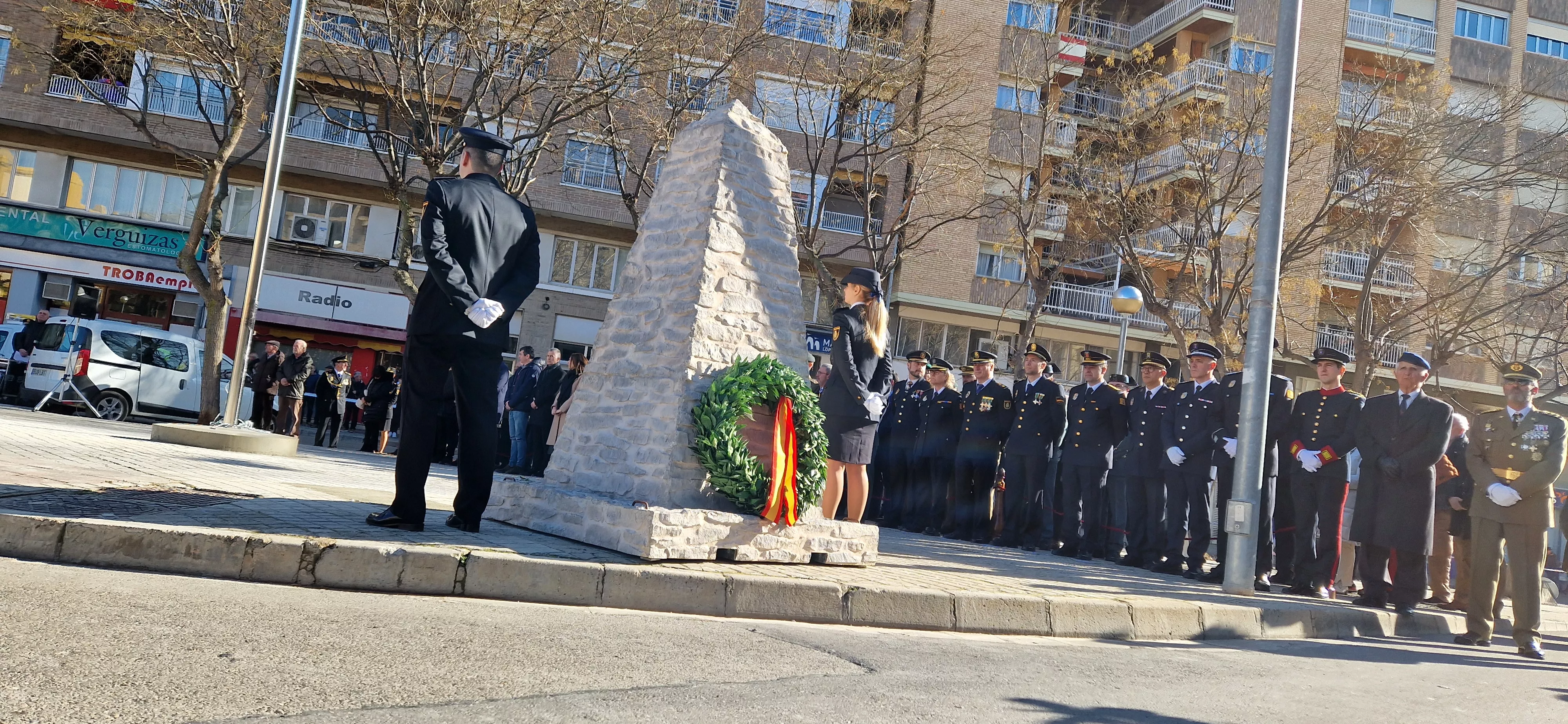 Izado de bandera en Huesca, por el bicentenario de la Policía Nacional. Foto Myriam Martínez  